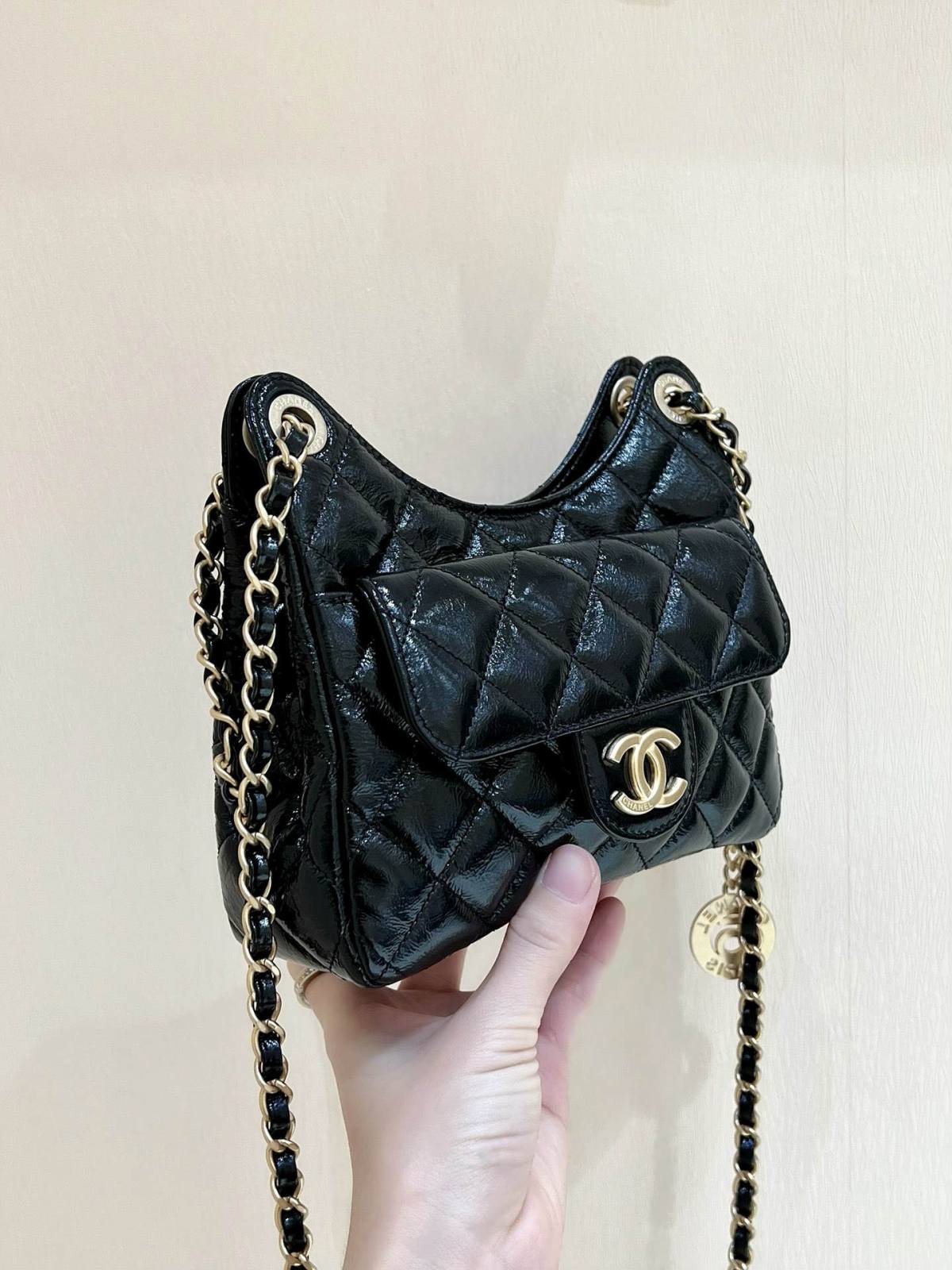 Ellebag’s Exquisite Replica: The Black Oil-Waxed Leather Chanel Small Hobo Bag with Gold Hardware(2024 Dec Updated)-Umgangatho ogqwesileyo woMgangatho weFake weLouis Vuitton kwiVenkile ye-Intanethi, ibhegi yomyili weReplica ru