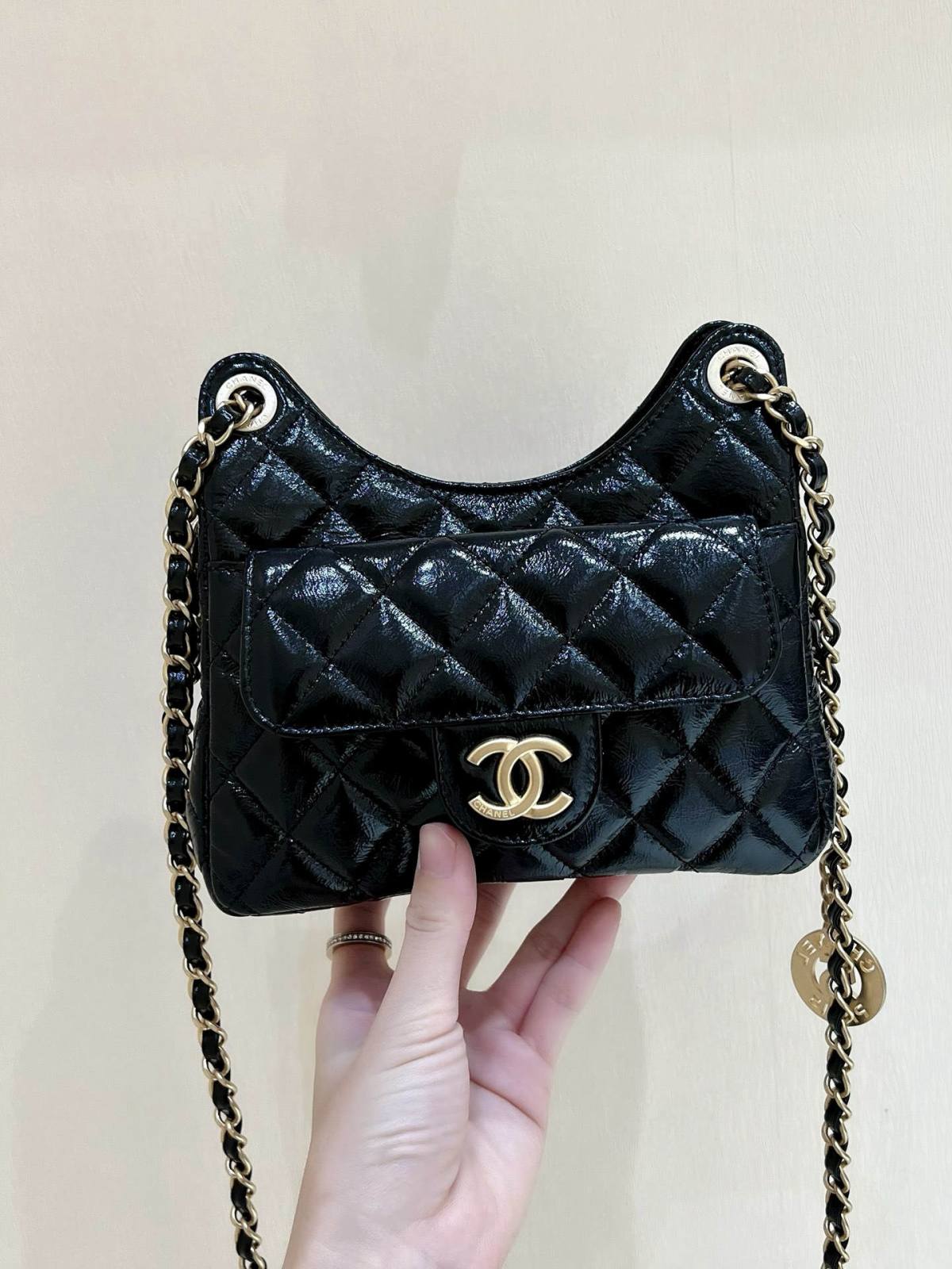 Ellebag’s Exquisite Replica: The Black Oil-Waxed Leather Chanel Small Hobo Bag with Gold Hardware(2024 Dec Updated)-Umgangatho ogqwesileyo woMgangatho weFake weLouis Vuitton kwiVenkile ye-Intanethi, ibhegi yomyili weReplica ru