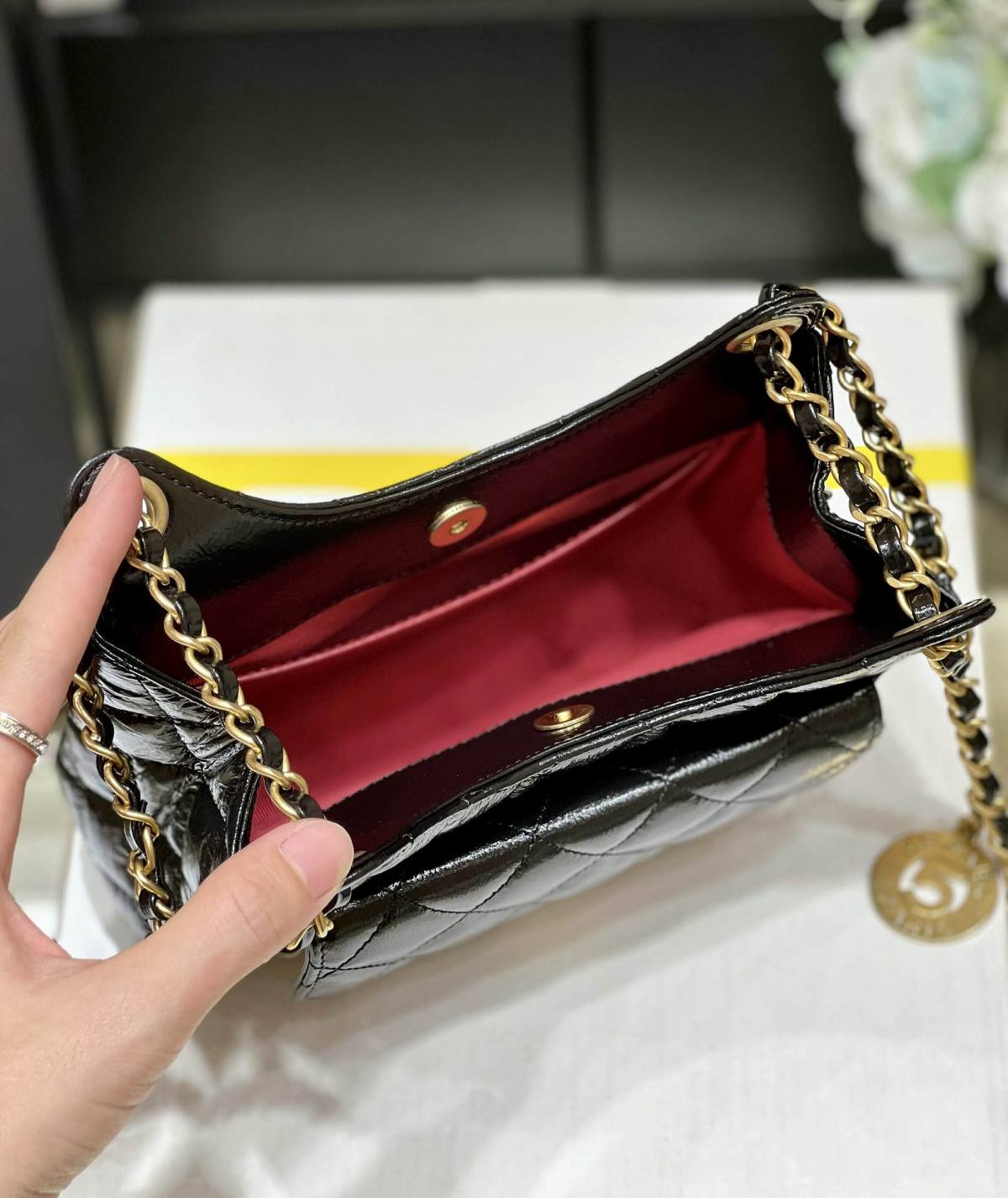 Ellebag’s Exquisite Replica: The Black Oil-Waxed Leather Chanel Small Hobo Bag with Gold Hardware(2024 Dec Updated)-Umgangatho ogqwesileyo woMgangatho weFake weLouis Vuitton kwiVenkile ye-Intanethi, ibhegi yomyili weReplica ru