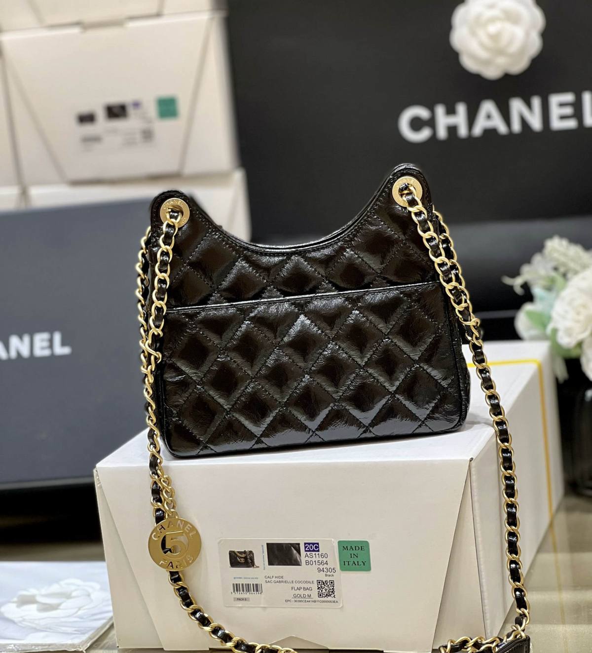 Ellebag’s Exquisite Replica: The Black Oil-Waxed Leather Chanel Small Hobo Bag with Gold Hardware(2024 Dec Updated)-Umgangatho ogqwesileyo woMgangatho weFake weLouis Vuitton kwiVenkile ye-Intanethi, ibhegi yomyili weReplica ru