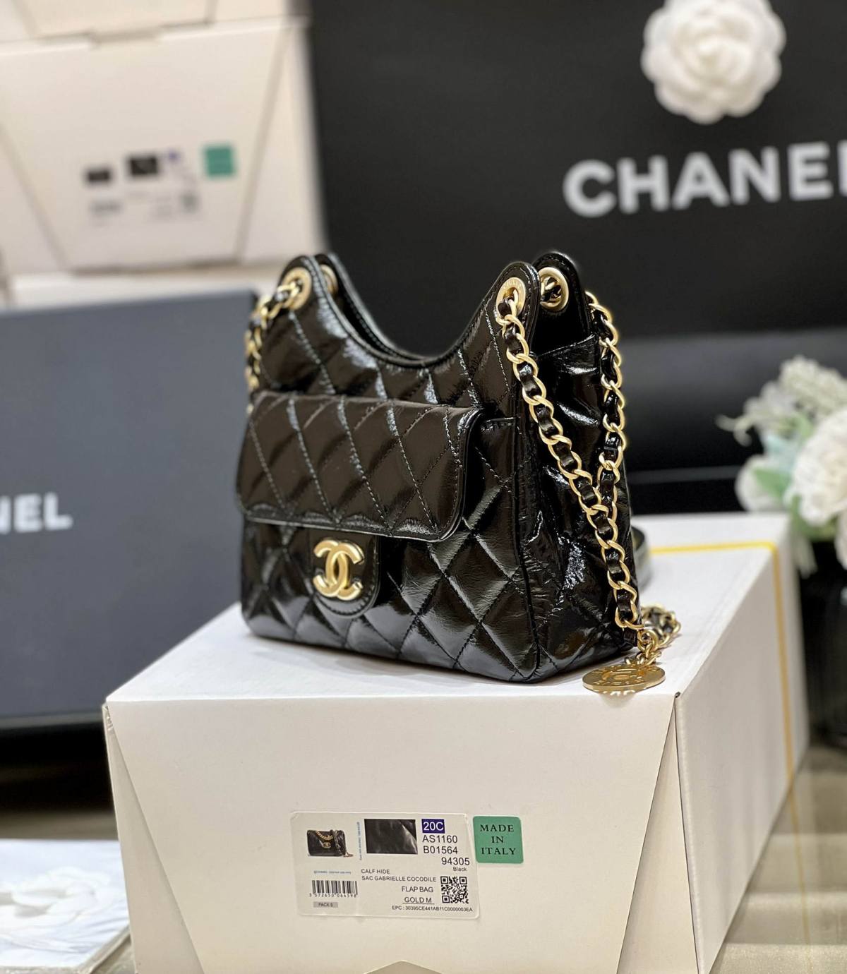 Ellebag’s Exquisite Replica: The Black Oil-Waxed Leather Chanel Small Hobo Bag with Gold Hardware(2024 Dec Updated)-Umgangatho ogqwesileyo woMgangatho weFake weLouis Vuitton kwiVenkile ye-Intanethi, ibhegi yomyili weReplica ru