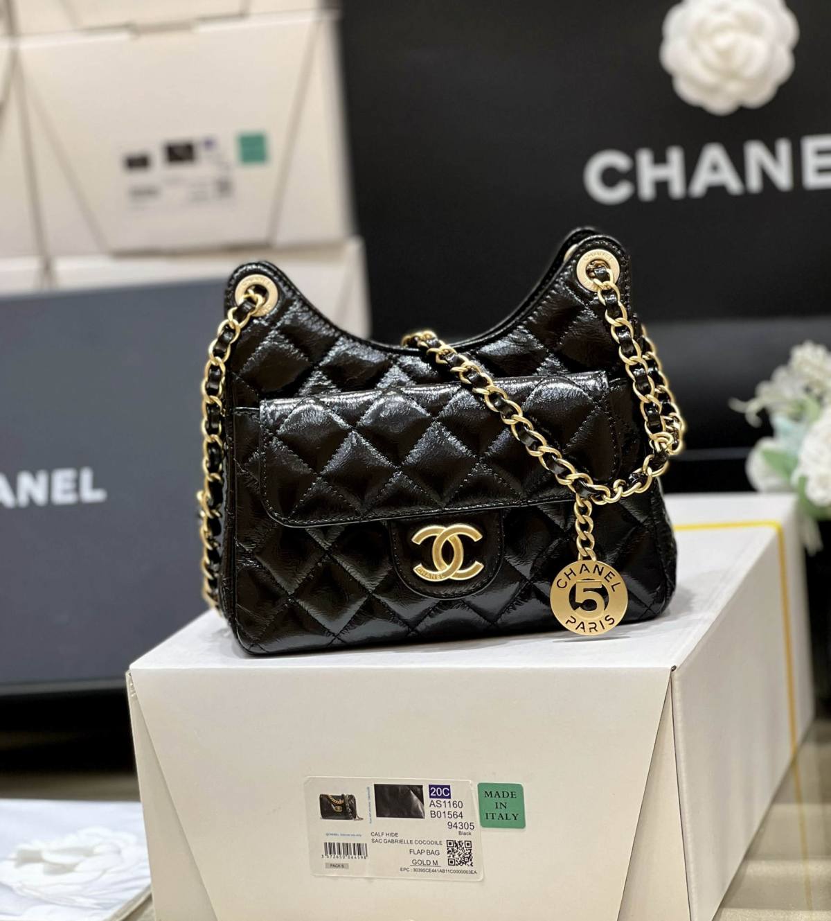 Ellebag’s Exquisite Replica: The Black Oil-Waxed Leather Chanel Small Hobo Bag with Gold Hardware(2024 Dec Updated)-Umgangatho ogqwesileyo woMgangatho weFake weLouis Vuitton kwiVenkile ye-Intanethi, ibhegi yomyili weReplica ru