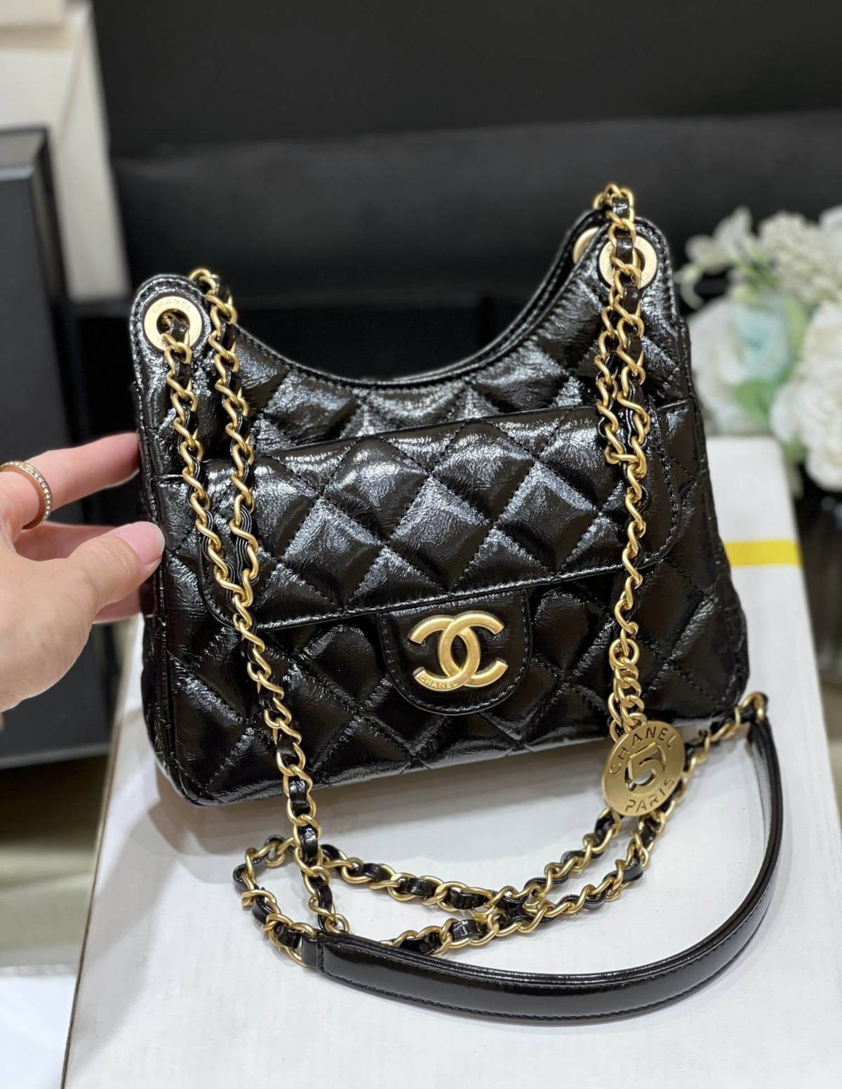 Ellebag’s Exquisite Replica: The Black Oil-Waxed Leather Chanel Small Hobo Bag with Gold Hardware(2024 Dec Updated)-Umgangatho ogqwesileyo woMgangatho weFake weLouis Vuitton kwiVenkile ye-Intanethi, ibhegi yomyili weReplica ru