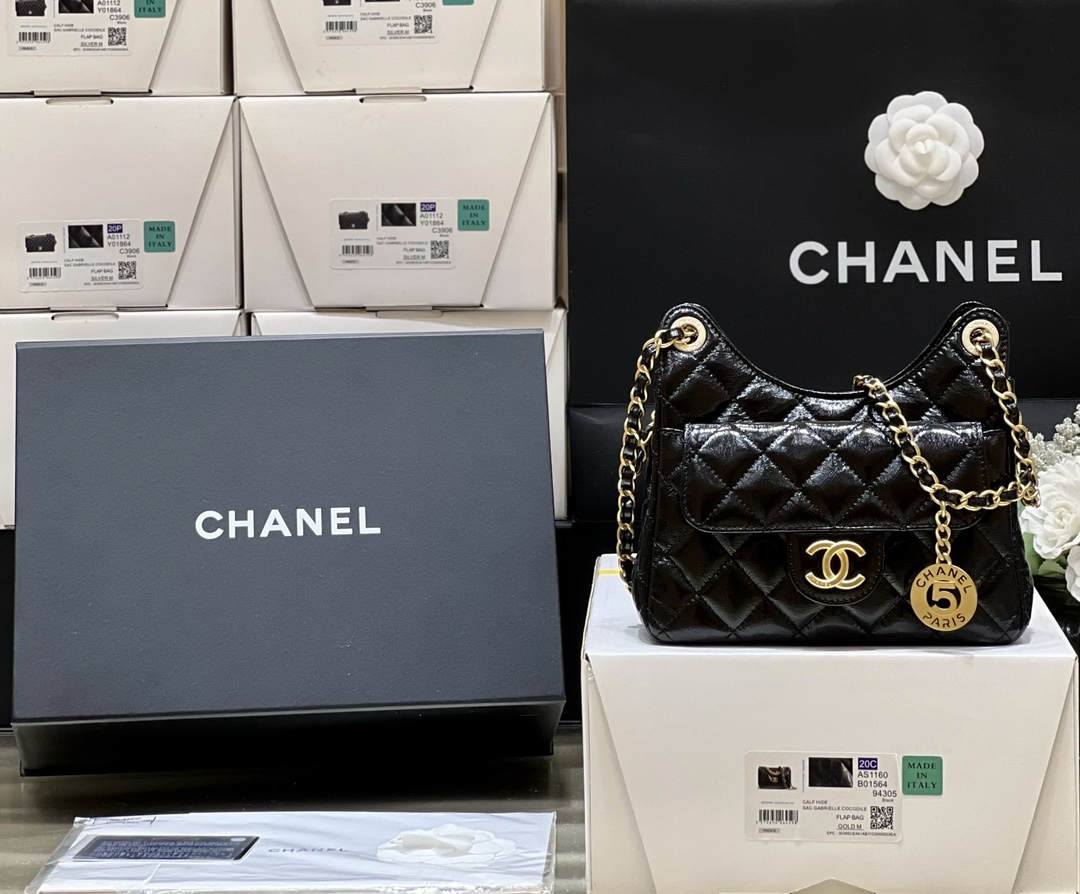 Ellebag’s Exquisite Replica: The Black Oil-Waxed Leather Chanel Small Hobo Bag with Gold Hardware(2024 Dec Updated)-Umgangatho ogqwesileyo woMgangatho weFake weLouis Vuitton kwiVenkile ye-Intanethi, ibhegi yomyili weReplica ru