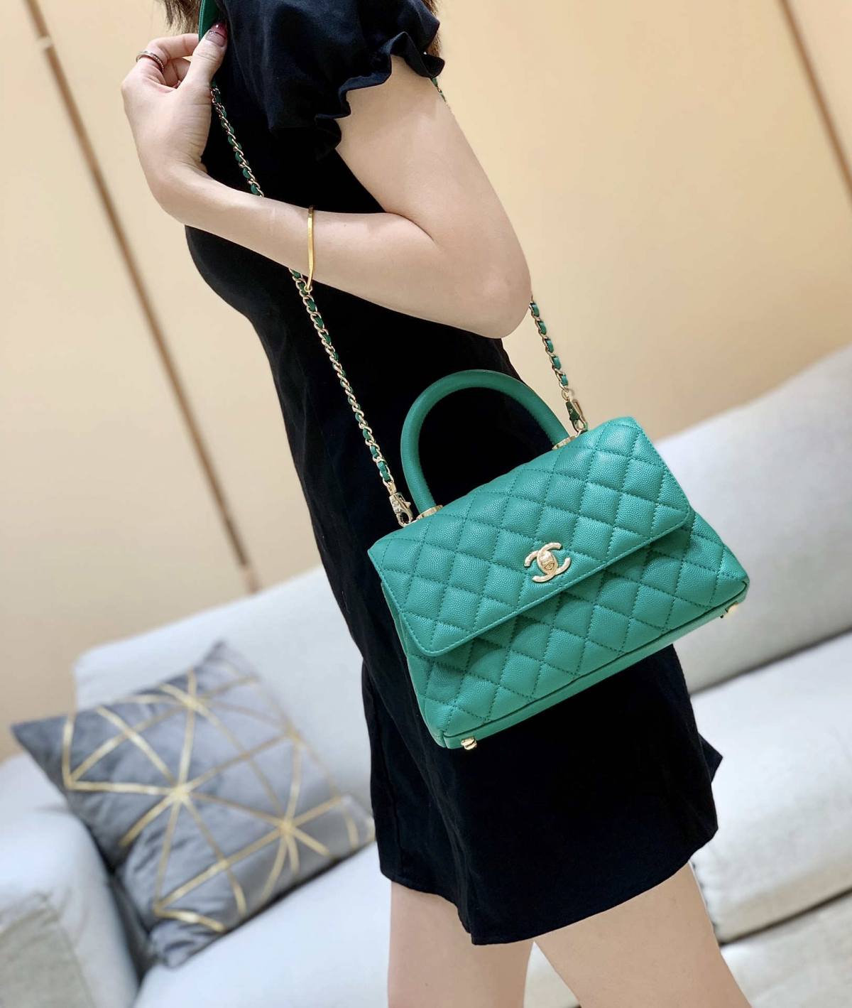 Ellebag’s Exquisite Replica: The Blue Caviar Leather Chanel Coco Handle 22P with Champagne Gold Hardware(2024 Dec Updated)-Best Quality Fake Louis Vuitton Bag Online Store, Replica designer bag ru