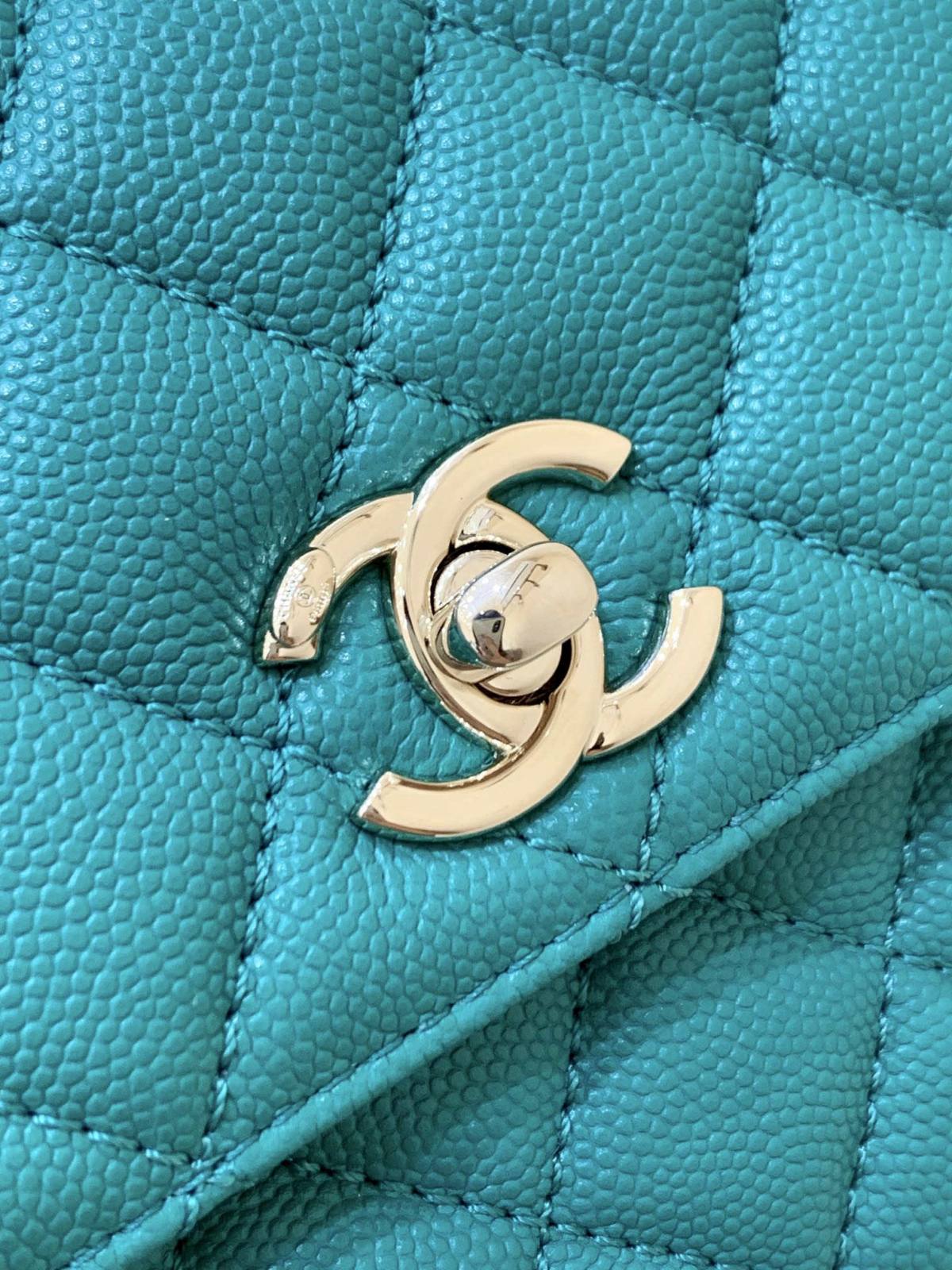 Ellebag’s Exquisite Replica: The Blue Caviar Leather Chanel Coco Handle 22P with Champagne Gold Hardware(2024 Dec Updated)-Best Quality Fake Louis Vuitton Bag Online Store, Replica designer bag ru