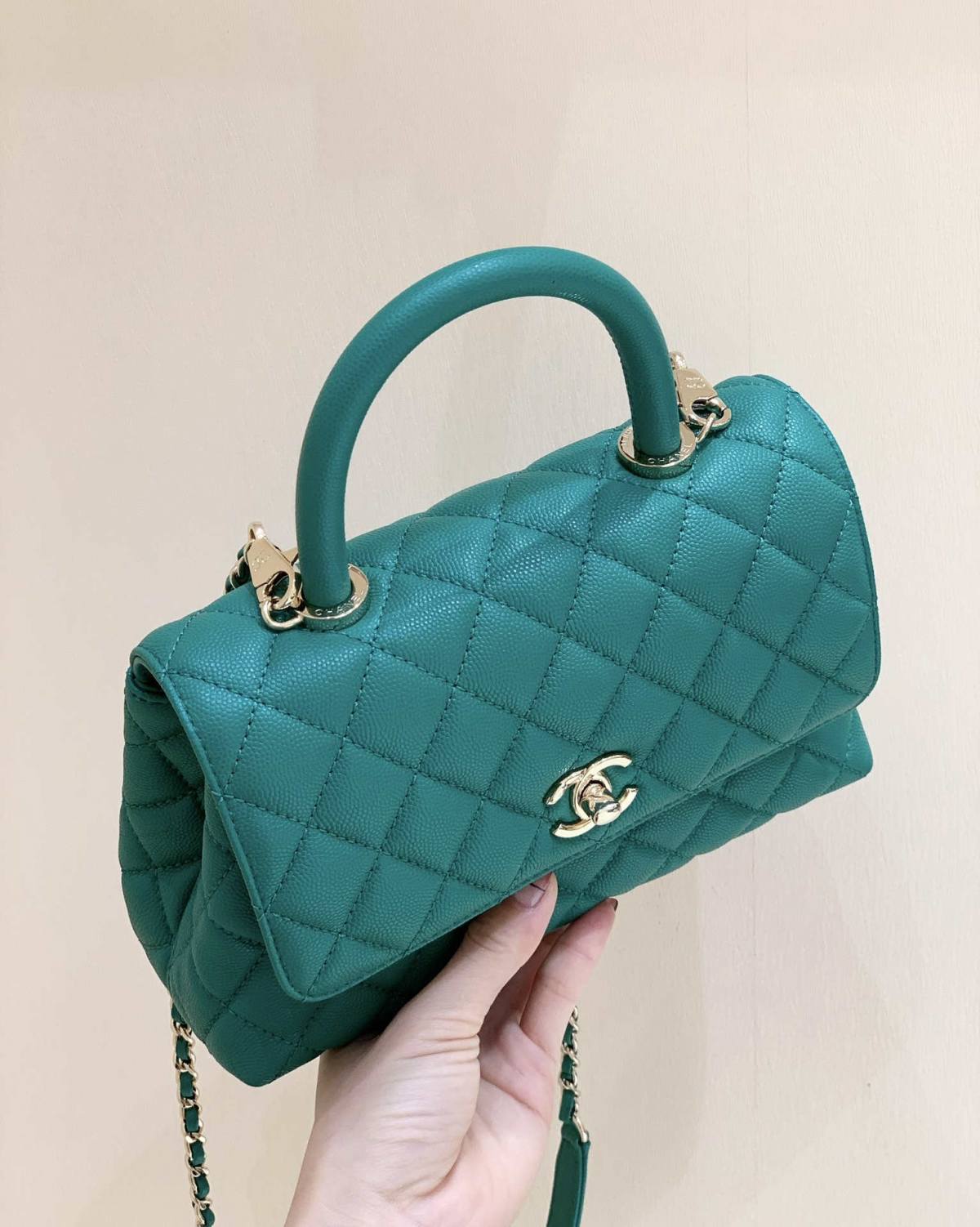 Ellebag’s Exquisite Replica: The Blue Caviar Leather Chanel Coco Handle 22P with Champagne Gold Hardware(2024 Dec Updated)-Best Quality Fake Louis Vuitton Bag Online Store, Replica designer bag ru