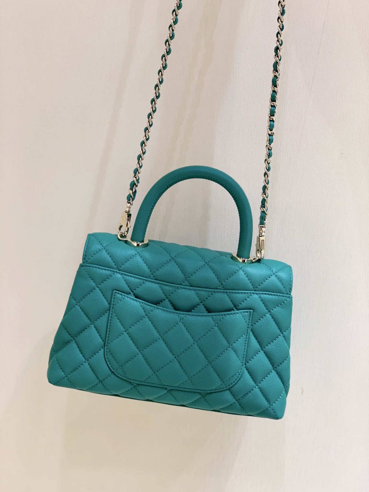 Ellebag’s Exquisite Replica: The Blue Caviar Leather Chanel Coco Handle 22P with Champagne Gold Hardware(2024 Dec Updated)-Best Quality Fake Louis Vuitton Bag Online Store, Replica designer bag ru