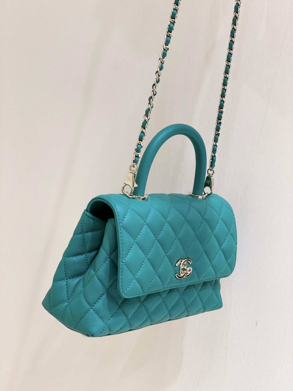 Ellebag’s Exquisite Replica: The Blue Caviar Leather Chanel Coco Handle 22P with Champagne Gold Hardware(2024 Dec Updated)-Best Quality Fake Louis Vuitton Bag Online Store, Replica designer bag ru