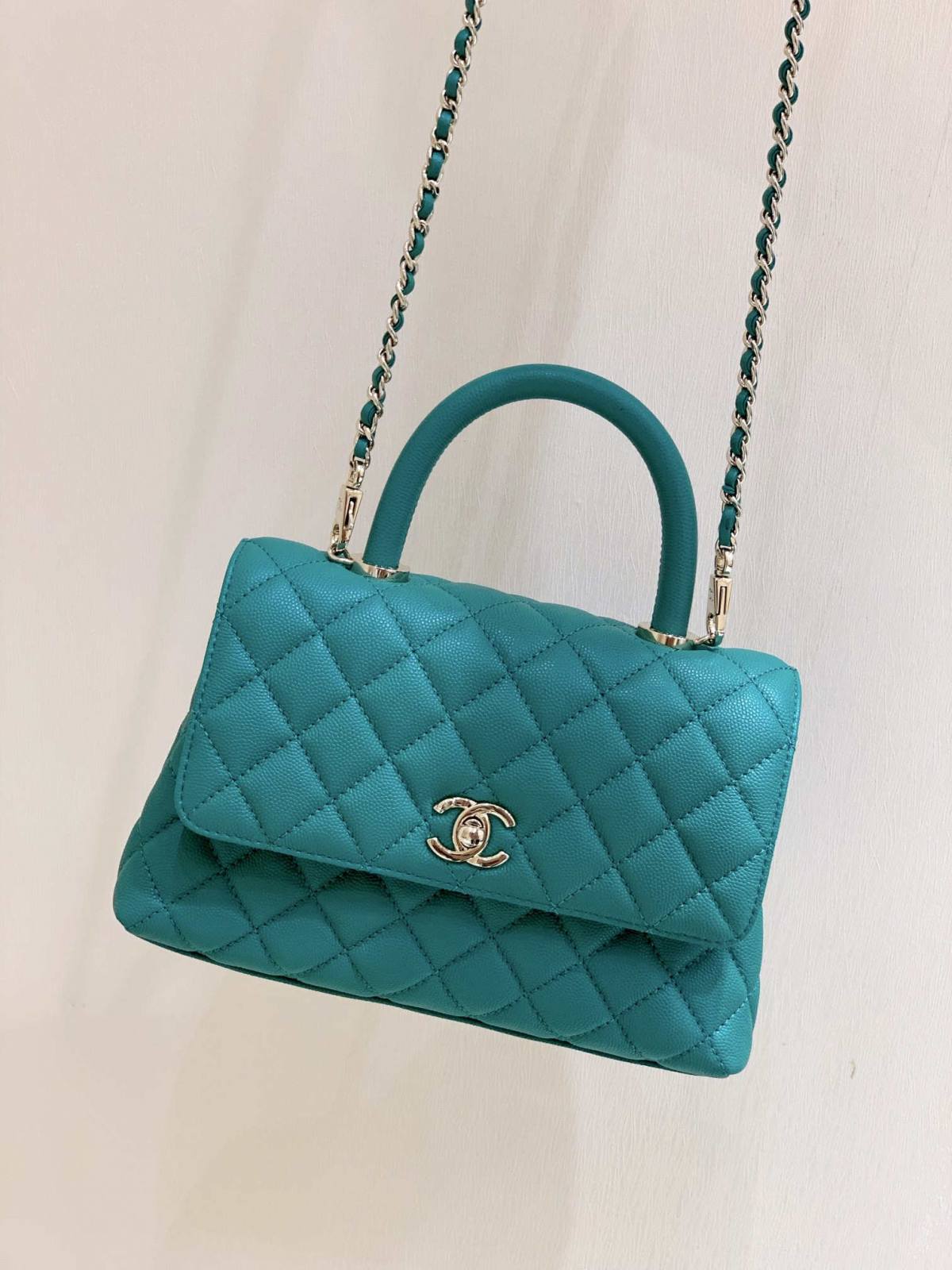 Ellebag’s Exquisite Replica: The Blue Caviar Leather Chanel Coco Handle 22P with Champagne Gold Hardware(2024 Dec Updated)-Best Quality Fake Louis Vuitton Bag Online Store, Replica designer bag ru