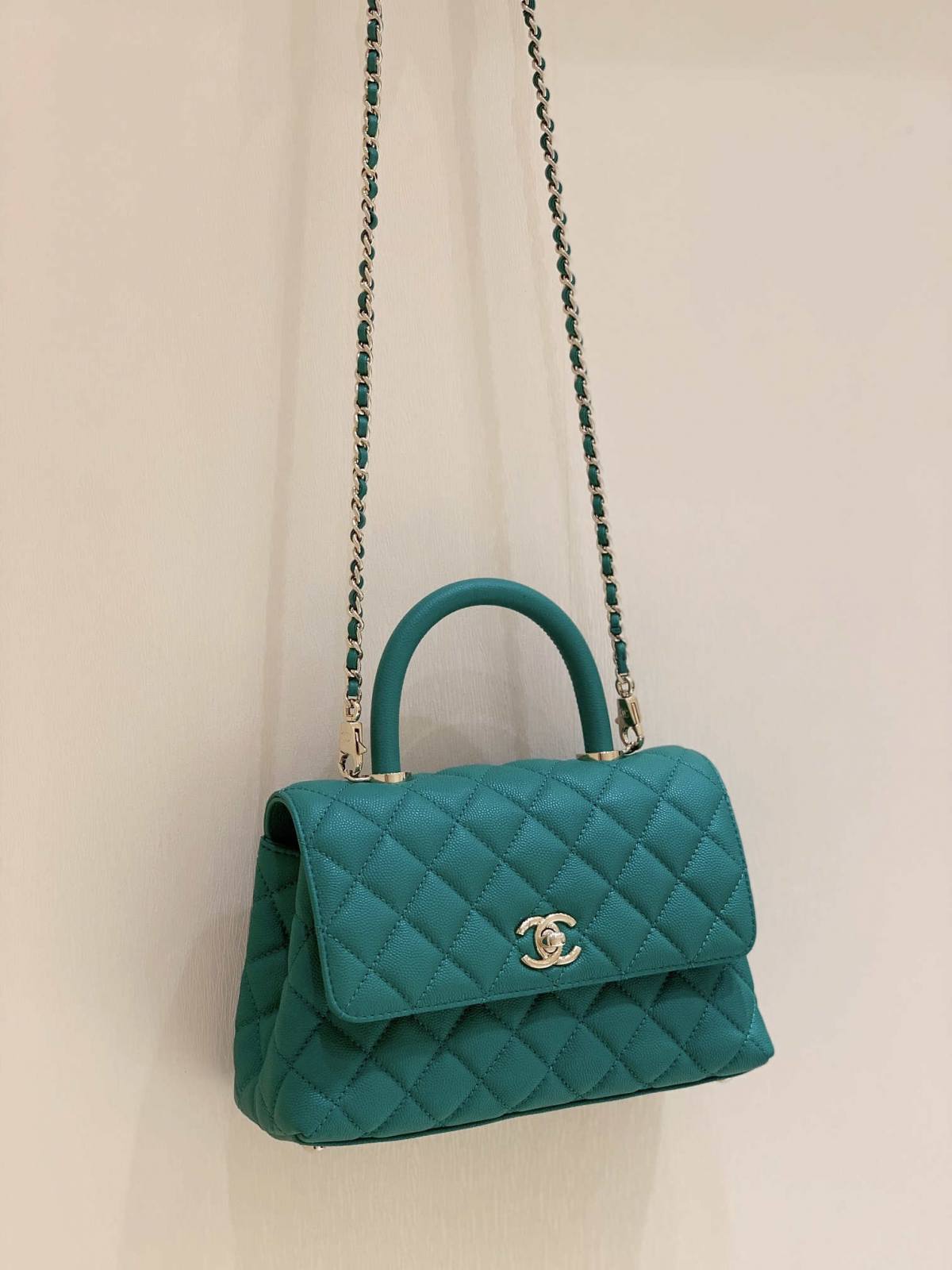 Ellebag’s Exquisite Replica: The Blue Caviar Leather Chanel Coco Handle 22P with Champagne Gold Hardware(2024 Dec Updated)-Best Quality Fake Louis Vuitton Bag Online Store, Replica designer bag ru