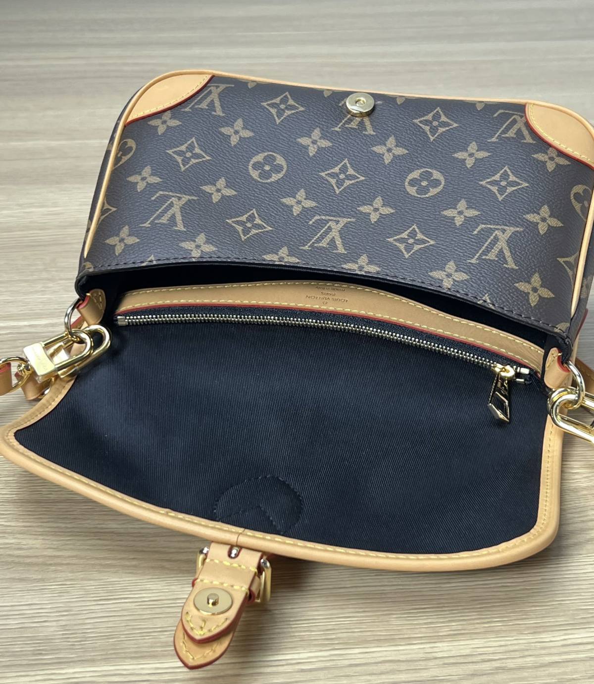 Ellebag’s 1:1 Replica of the Louis Vuitton M45985 Diane Bag: A Tribute to Timeless Craftsmanship(2024 Dec Updated)-Dyqani në internet i çantave të rreme Louis Vuitton me cilësi më të mirë, çanta modeli kopje ru