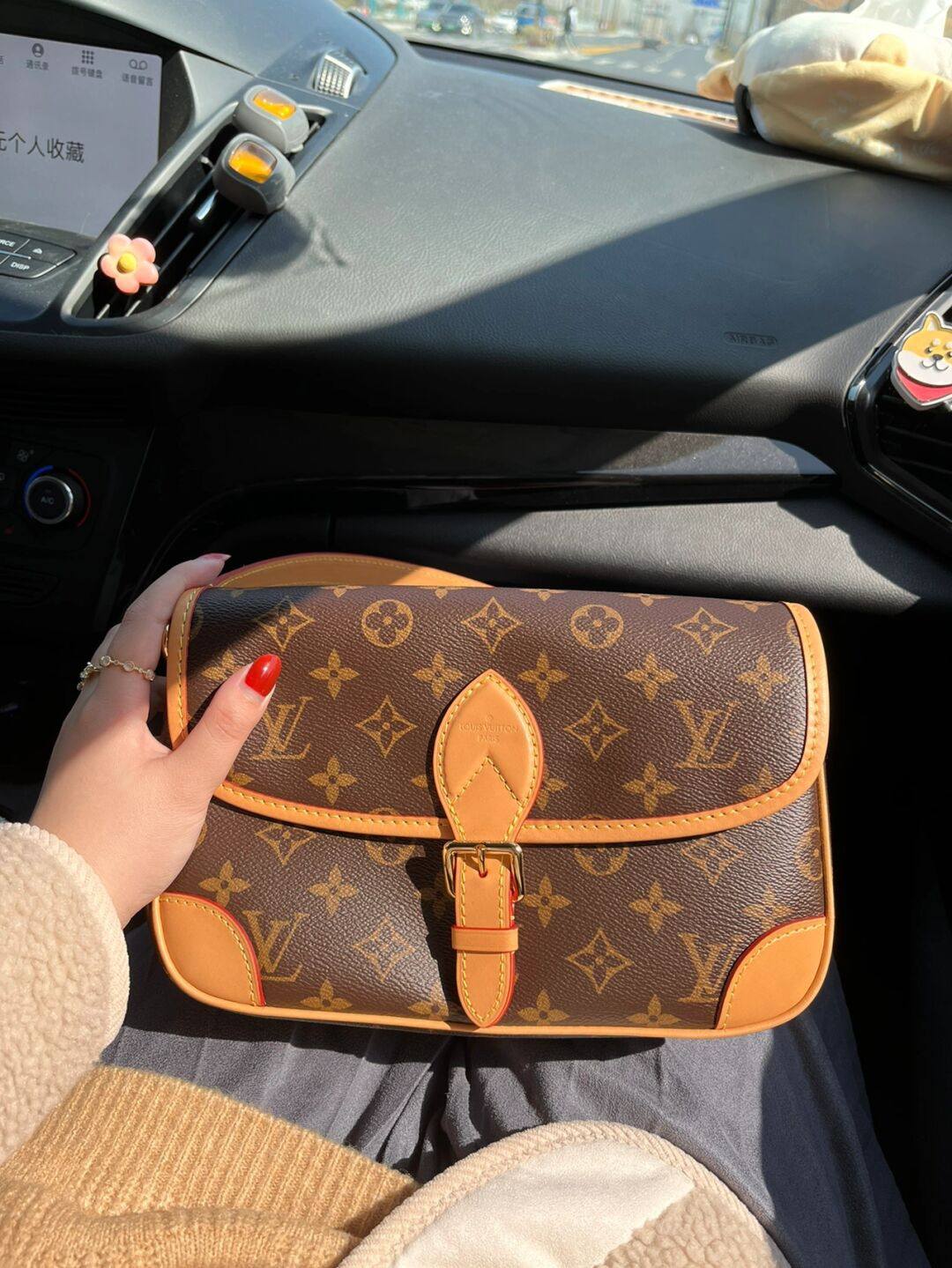 Ellebag’s 1:1 Replica of the Louis Vuitton M45985 Diane Bag: A Tribute to Timeless Craftsmanship(2024 Dec Updated)-Dyqani në internet i çantave të rreme Louis Vuitton me cilësi më të mirë, çanta modeli kopje ru