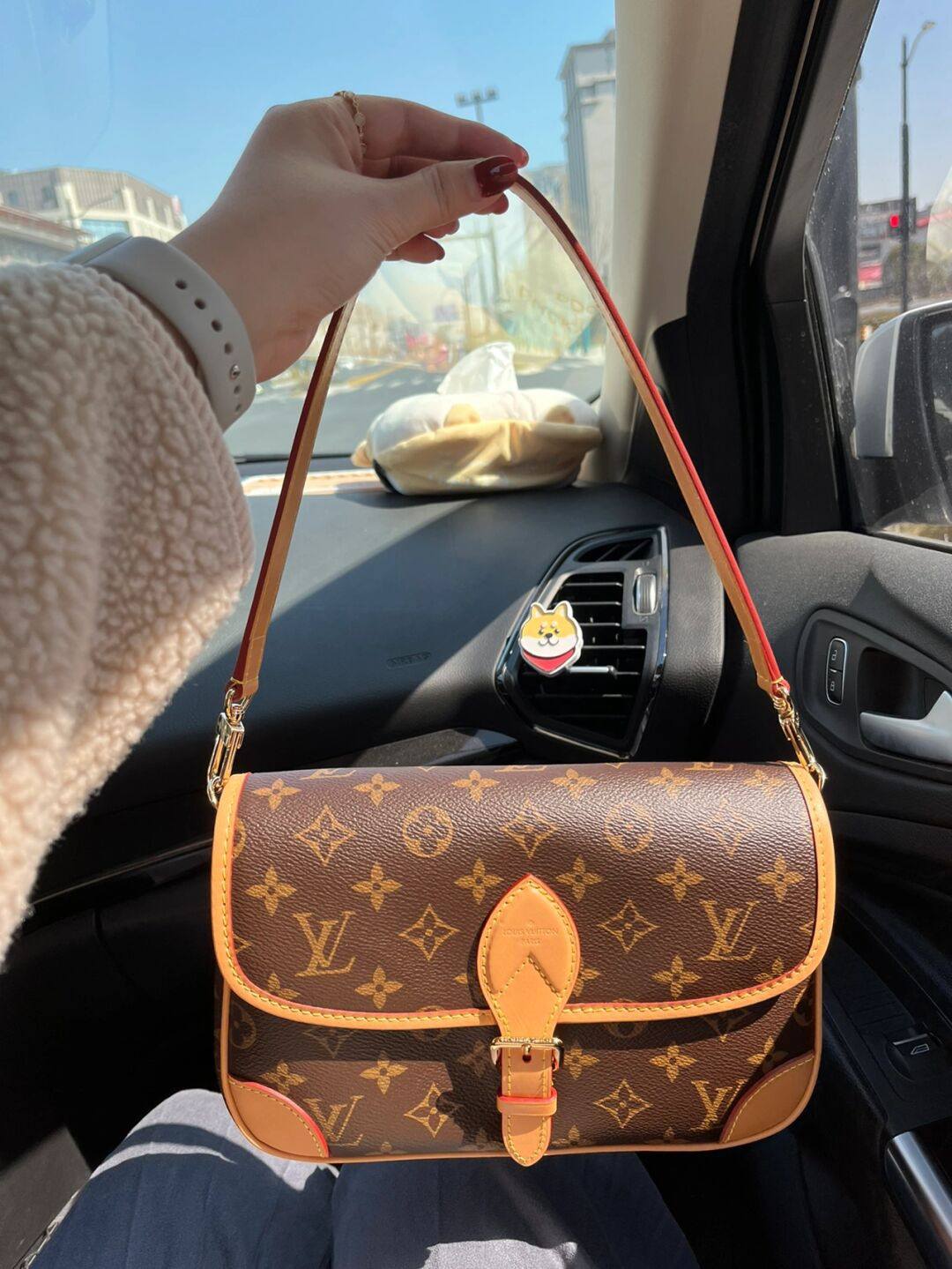 Ellebag’s 1:1 Replica of the Louis Vuitton M45985 Diane Bag: A Tribute to Timeless Craftsmanship(2024 Dec Updated)-Dyqani në internet i çantave të rreme Louis Vuitton me cilësi më të mirë, çanta modeli kopje ru