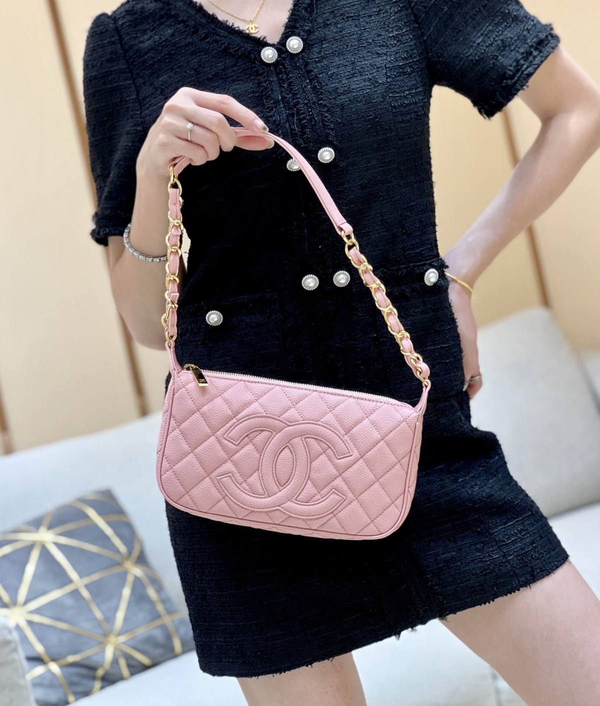 Ellebag’s Exquisite Replica: The Pink Caviar Leather Chanel Bag with Wide Leather-Interlaced Chain and Gold Hardware(2024 Dec Updated)-Интернет-магазин поддельной сумки Louis Vuitton лучшего качества, копия дизайнерской сумки ru