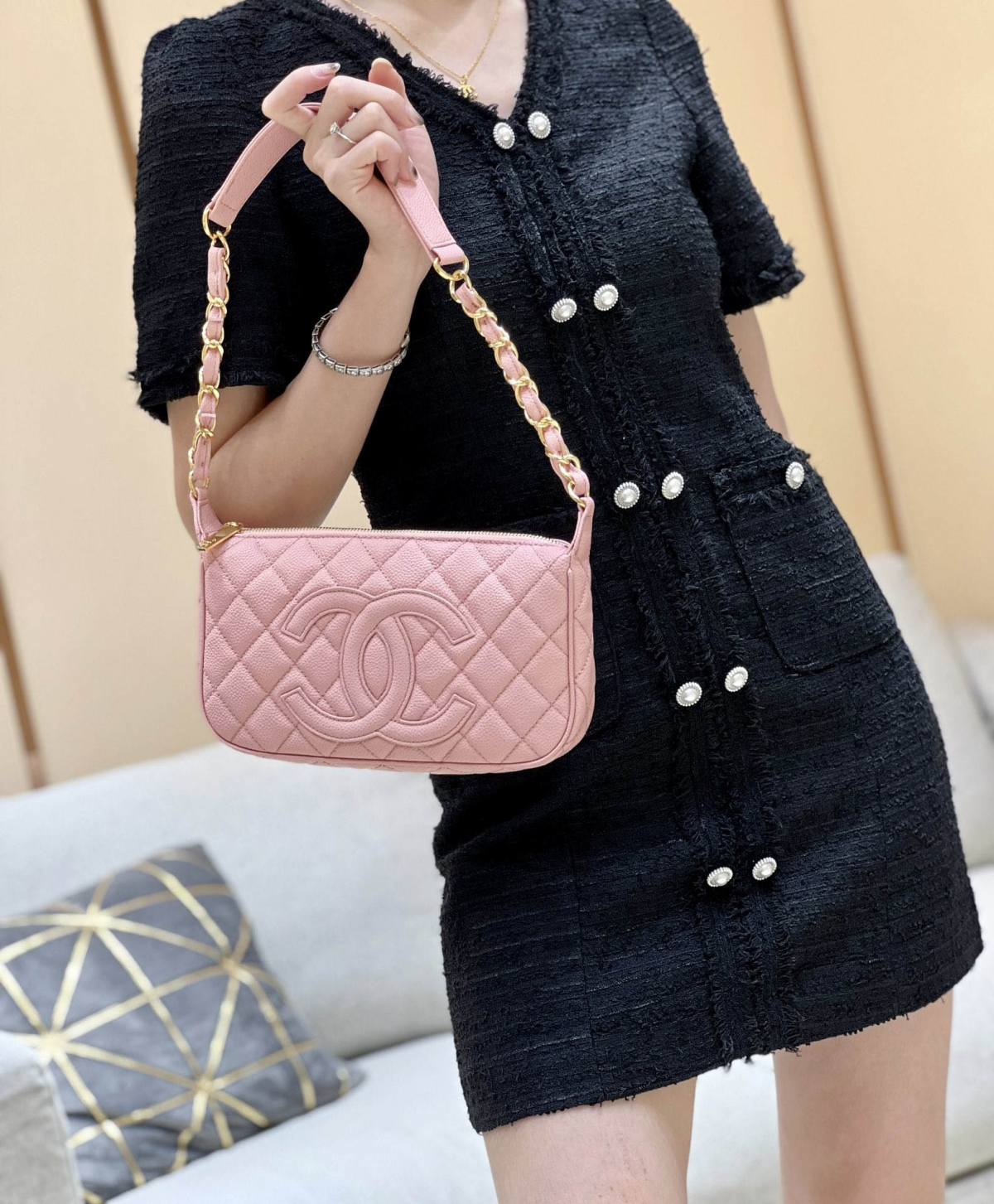 Ellebag’s Exquisite Replica: The Pink Caviar Leather Chanel Bag with Wide Leather-Interlaced Chain and Gold Hardware(2024 Dec Updated)-Интернет-магазин поддельной сумки Louis Vuitton лучшего качества, копия дизайнерской сумки ru