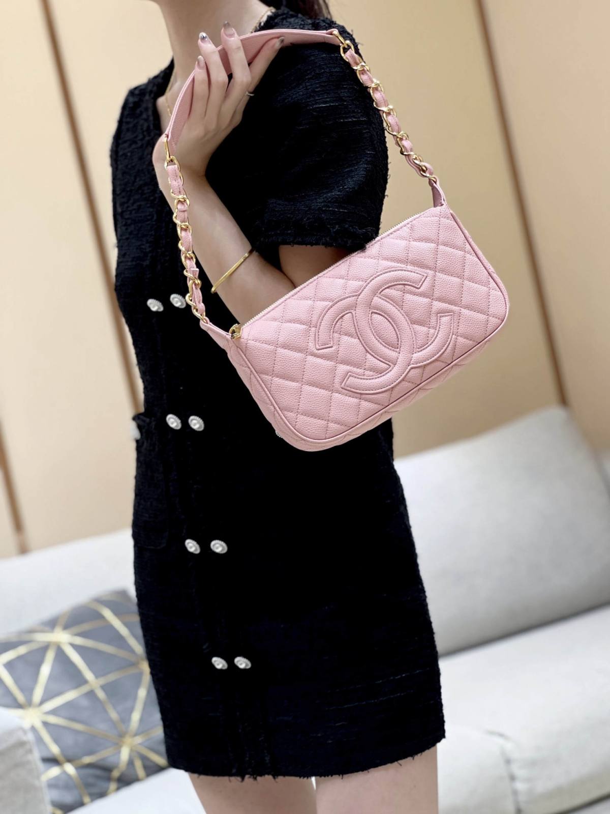 Ellebag’s Exquisite Replica: The Pink Caviar Leather Chanel Bag with Wide Leather-Interlaced Chain and Gold Hardware(2024 Dec Updated)-Интернет-магазин поддельной сумки Louis Vuitton лучшего качества, копия дизайнерской сумки ru