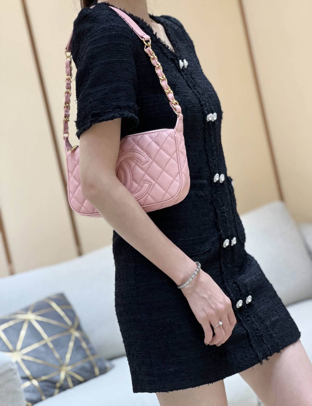 Ellebag’s Exquisite Replica: The Pink Caviar Leather Chanel Bag with Wide Leather-Interlaced Chain and Gold Hardware(2024 Dec Updated)-Интернет-магазин поддельной сумки Louis Vuitton лучшего качества, копия дизайнерской сумки ru