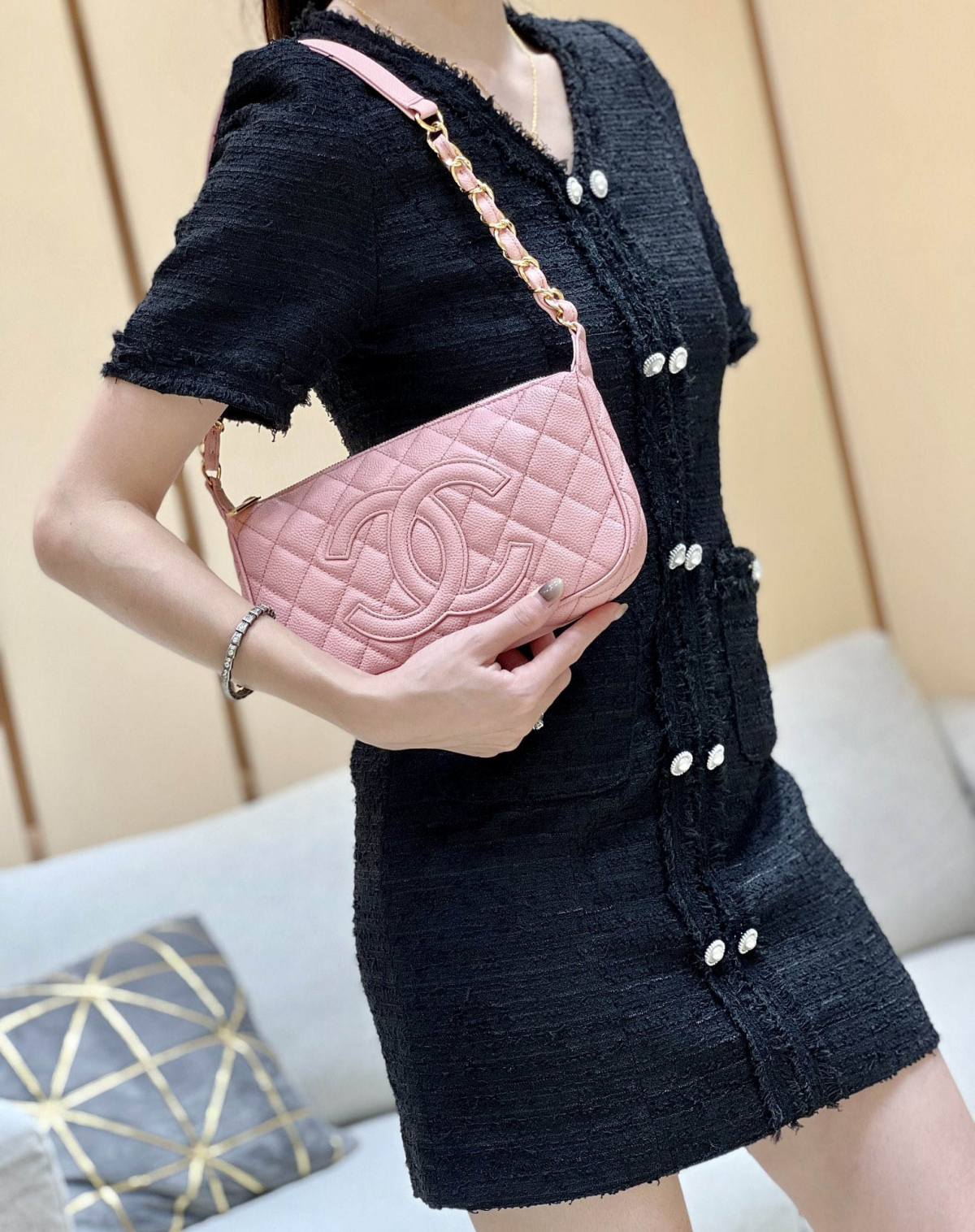 Ellebag’s Exquisite Replica: The Pink Caviar Leather Chanel Bag with Wide Leather-Interlaced Chain and Gold Hardware(2024 Dec Updated)-Интернет-магазин поддельной сумки Louis Vuitton лучшего качества, копия дизайнерской сумки ru