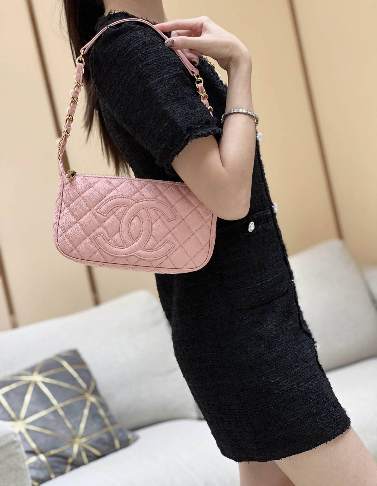 Ellebag’s Exquisite Replica: The Pink Caviar Leather Chanel Bag with Wide Leather-Interlaced Chain and Gold Hardware(2024 Dec Updated)-Интернет-магазин поддельной сумки Louis Vuitton лучшего качества, копия дизайнерской сумки ru