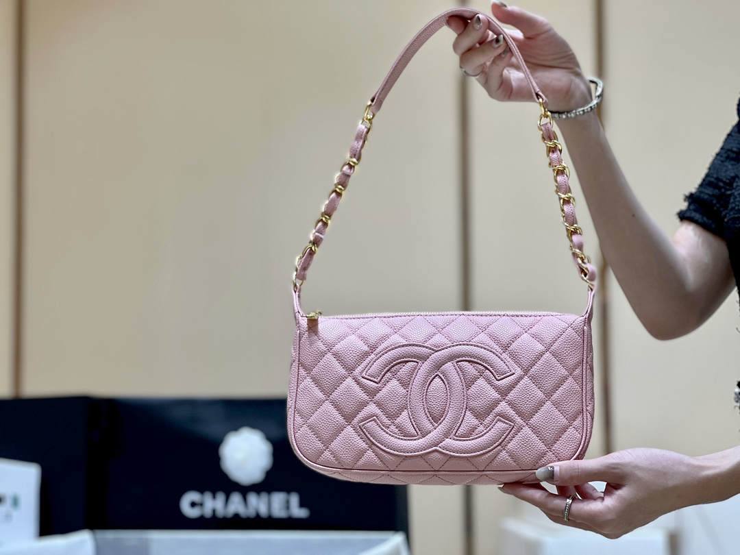 Ellebag’s Exquisite Replica: The Pink Caviar Leather Chanel Bag with Wide Leather-Interlaced Chain and Gold Hardware(2024 Dec Updated)-Интернет-магазин поддельной сумки Louis Vuitton лучшего качества, копия дизайнерской сумки ru