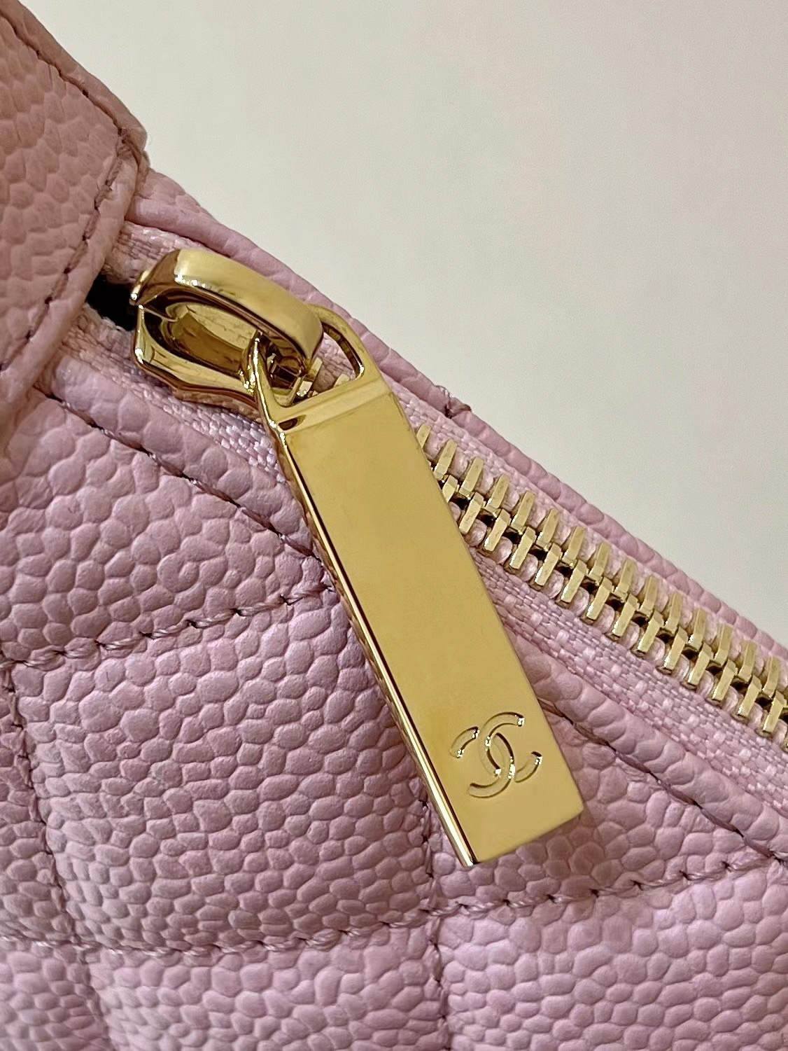 Ellebag’s Exquisite Replica: The Pink Caviar Leather Chanel Bag with Wide Leather-Interlaced Chain and Gold Hardware(2024 Dec Updated)-Интернет-магазин поддельной сумки Louis Vuitton лучшего качества, копия дизайнерской сумки ru