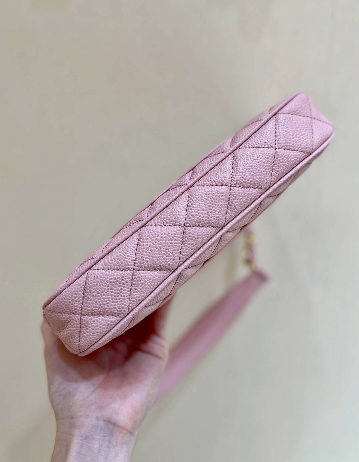 Ellebag’s Exquisite Replica: The Pink Caviar Leather Chanel Bag with Wide Leather-Interlaced Chain and Gold Hardware(2024 Dec Updated)-Интернет-магазин поддельной сумки Louis Vuitton лучшего качества, копия дизайнерской сумки ru