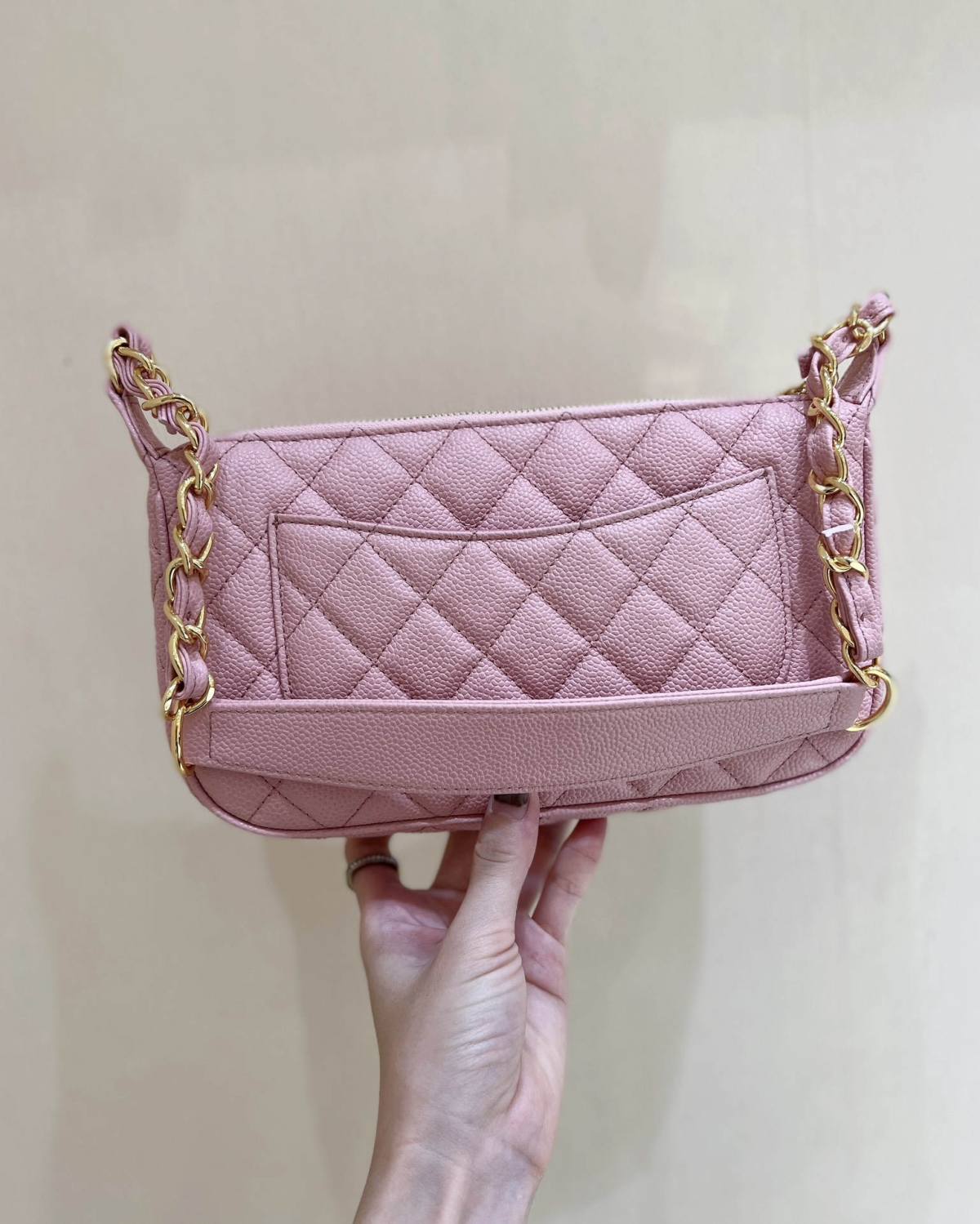 Ellebag’s Exquisite Replica: The Pink Caviar Leather Chanel Bag with Wide Leather-Interlaced Chain and Gold Hardware(2024 Dec Updated)-Интернет-магазин поддельной сумки Louis Vuitton лучшего качества, копия дизайнерской сумки ru