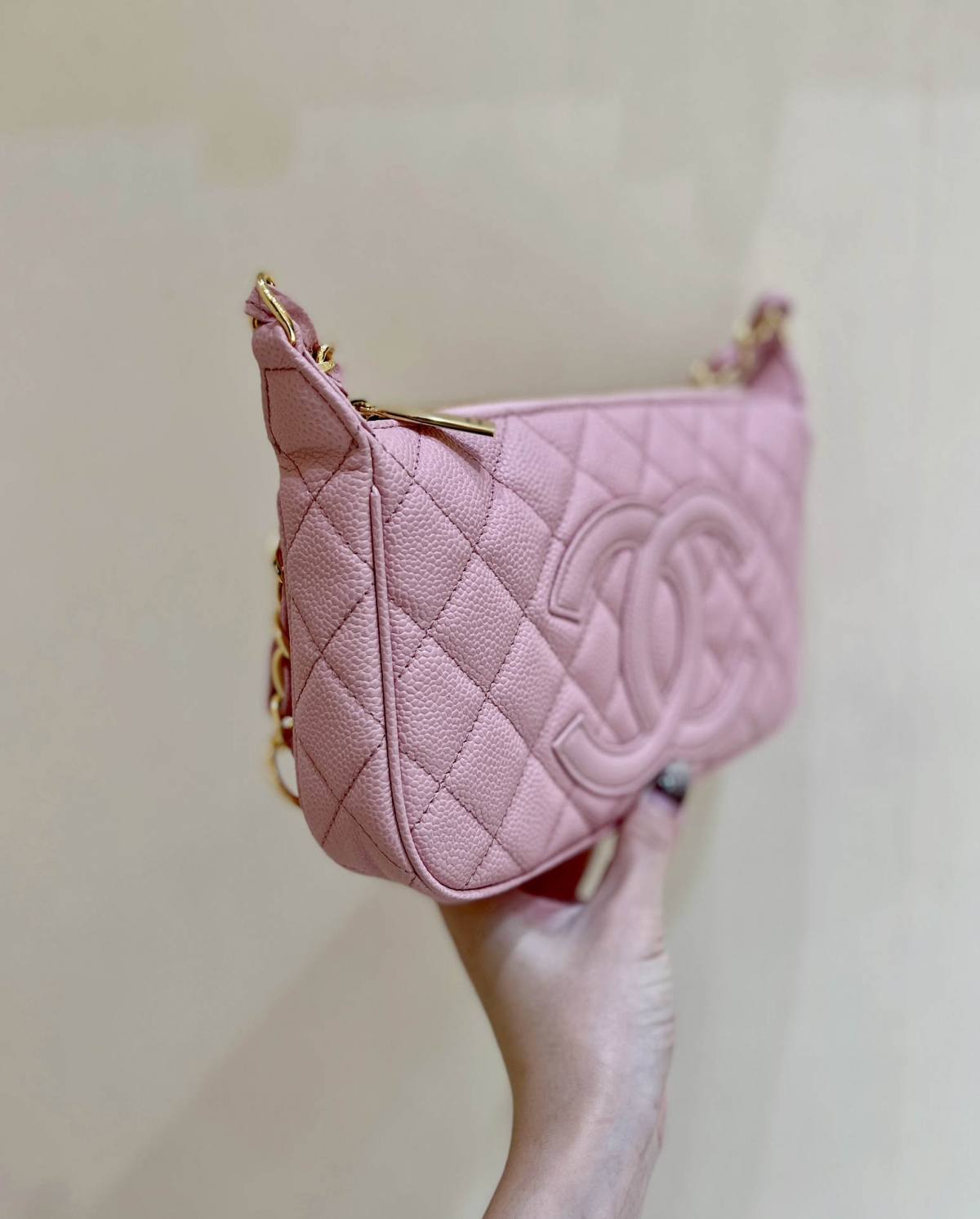 Ellebag’s Exquisite Replica: The Pink Caviar Leather Chanel Bag with Wide Leather-Interlaced Chain and Gold Hardware(2024 Dec Updated)-Интернет-магазин поддельной сумки Louis Vuitton лучшего качества, копия дизайнерской сумки ru