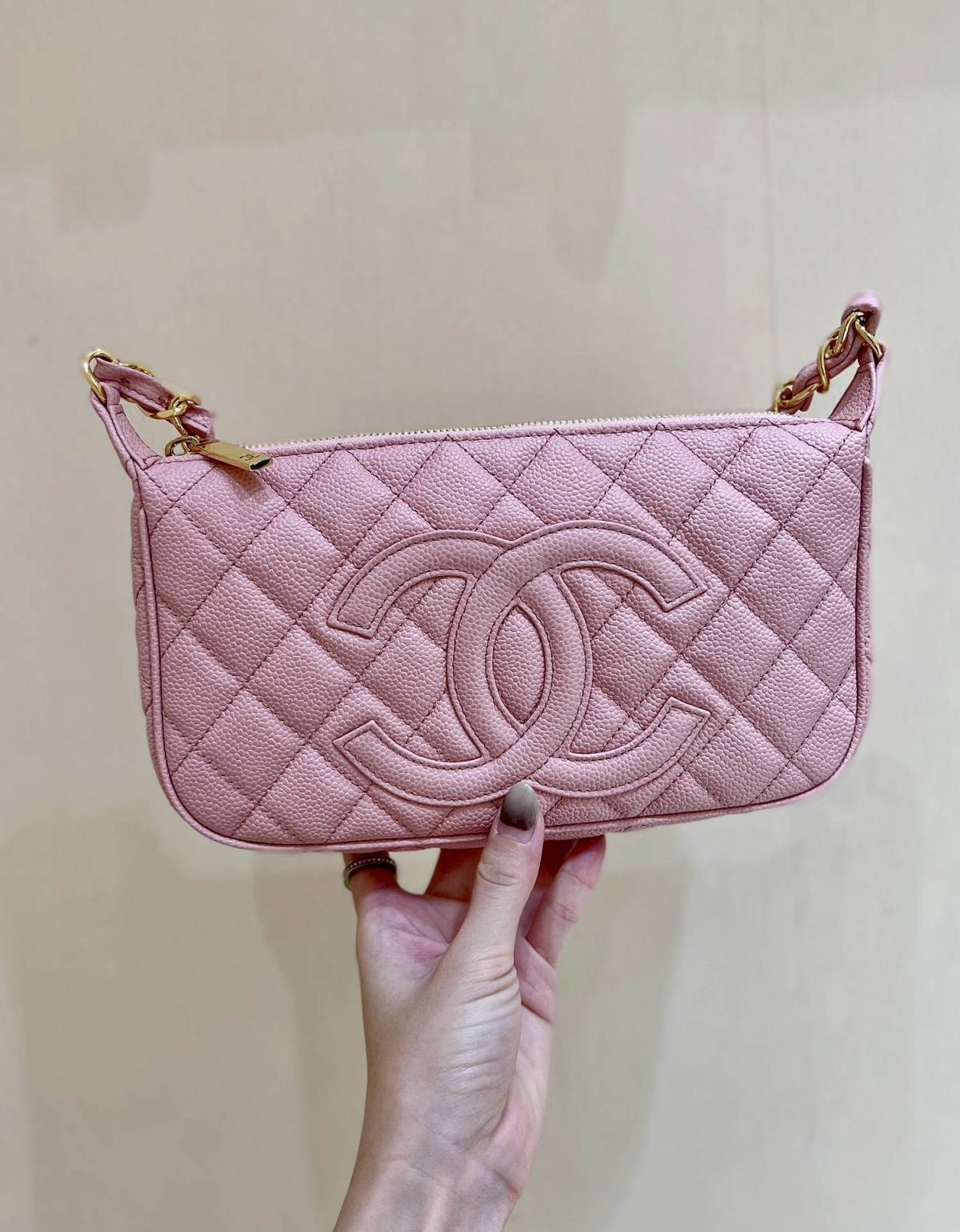 Ellebag’s Exquisite Replica: The Pink Caviar Leather Chanel Bag with Wide Leather-Interlaced Chain and Gold Hardware(2024 Dec Updated)-Интернет-магазин поддельной сумки Louis Vuitton лучшего качества, копия дизайнерской сумки ru