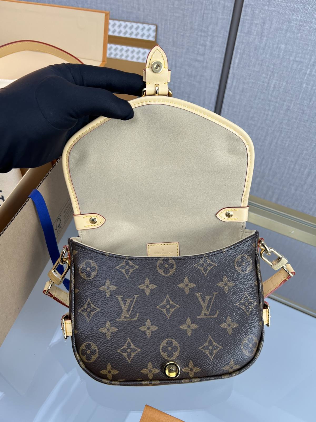 Louis Vuitton M46740 SAUMUR BB Handbag Craftsmanship Breakdown(2024 Dec Updated)-Best Quality Fake Louis Vuitton Bag Online Store, Replica designer bag ru