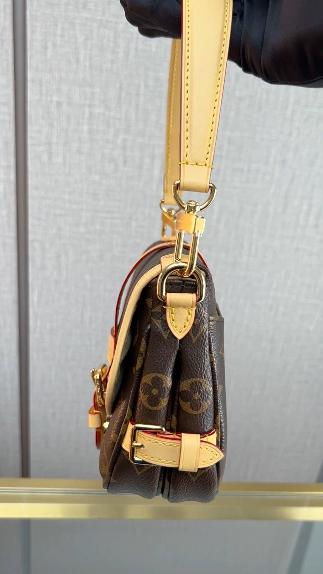 Louis Vuitton M46740 SAUMUR BB Handbag Craftsmanship Breakdown(2024 Dec Updated)-Best Quality Fake Louis Vuitton Bag Online Store, Replica designer bag ru