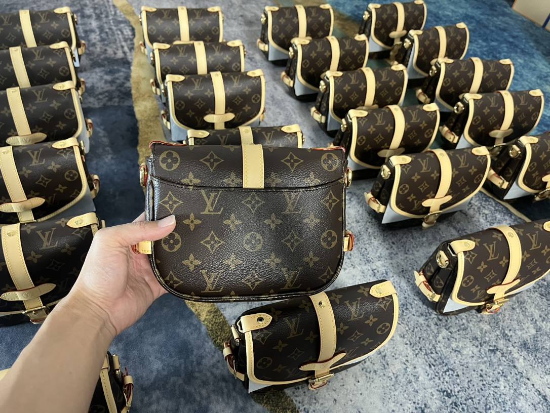 Louis Vuitton M46740 SAUMUR BB Handbag Craftsmanship Breakdown(2024 Dec Updated)-Best Quality Fake Louis Vuitton Bag Online Store, Replica designer bag ru