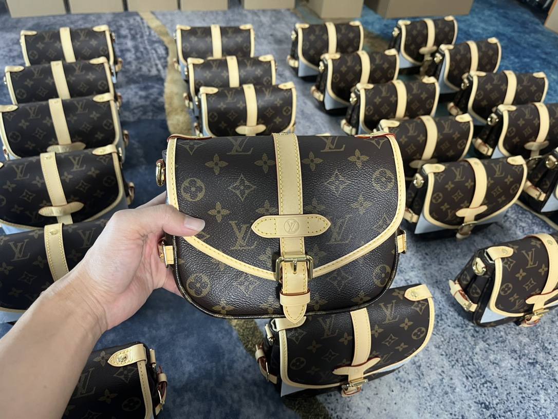 Louis Vuitton M46740 SAUMUR BB Handbag Craftsmanship Breakdown(2024 Dec Updated)-Best Quality Fake Louis Vuitton Bag Online Store, Replica designer bag ru