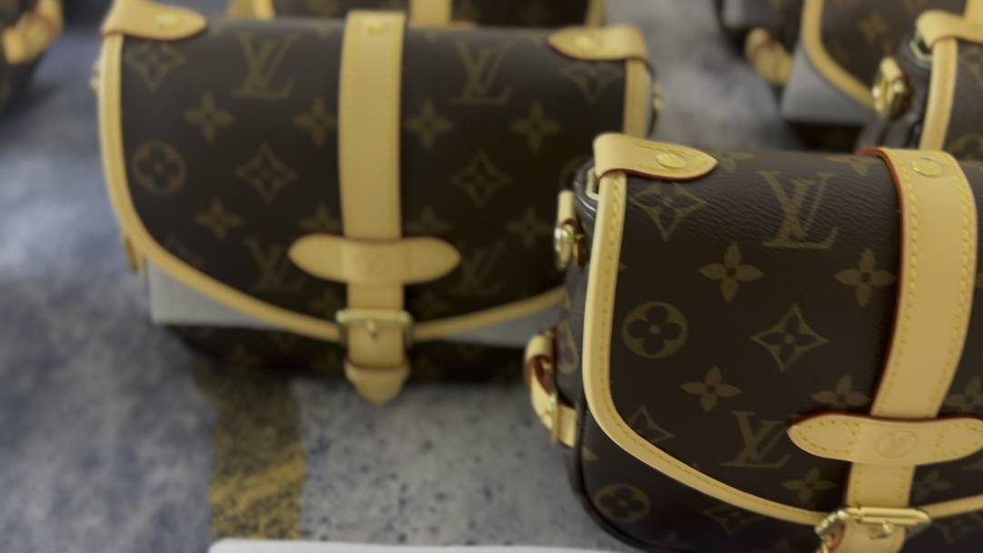 Louis Vuitton M46740 SAUMUR BB Handbag Craftsmanship Breakdown(2024 Dec Updated)-Best Quality Fake Louis Vuitton Bag Online Store, Replica designer bag ru