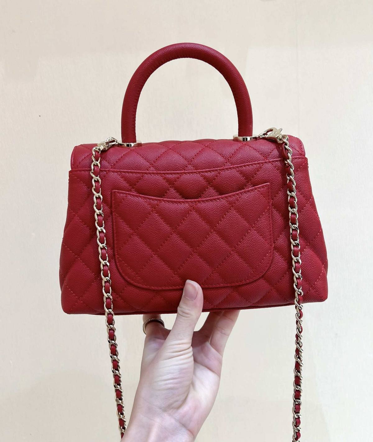 Ellebag’s Exquisite Replica: The Red Caviar Leather Chanel Coco Handle 22P with Champagne Gold Hardware(2024 Dec Updated)-Dyqani në internet i çantave të rreme Louis Vuitton me cilësi më të mirë, çanta modeli kopje ru