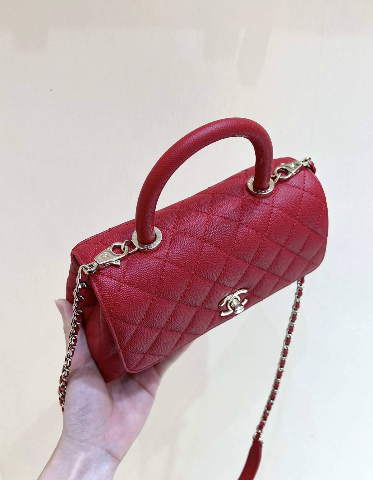 Ellebag’s Exquisite Replica: The Red Caviar Leather Chanel Coco Handle 22P with Champagne Gold Hardware(2024 Dec Updated)-Dyqani në internet i çantave të rreme Louis Vuitton me cilësi më të mirë, çanta modeli kopje ru