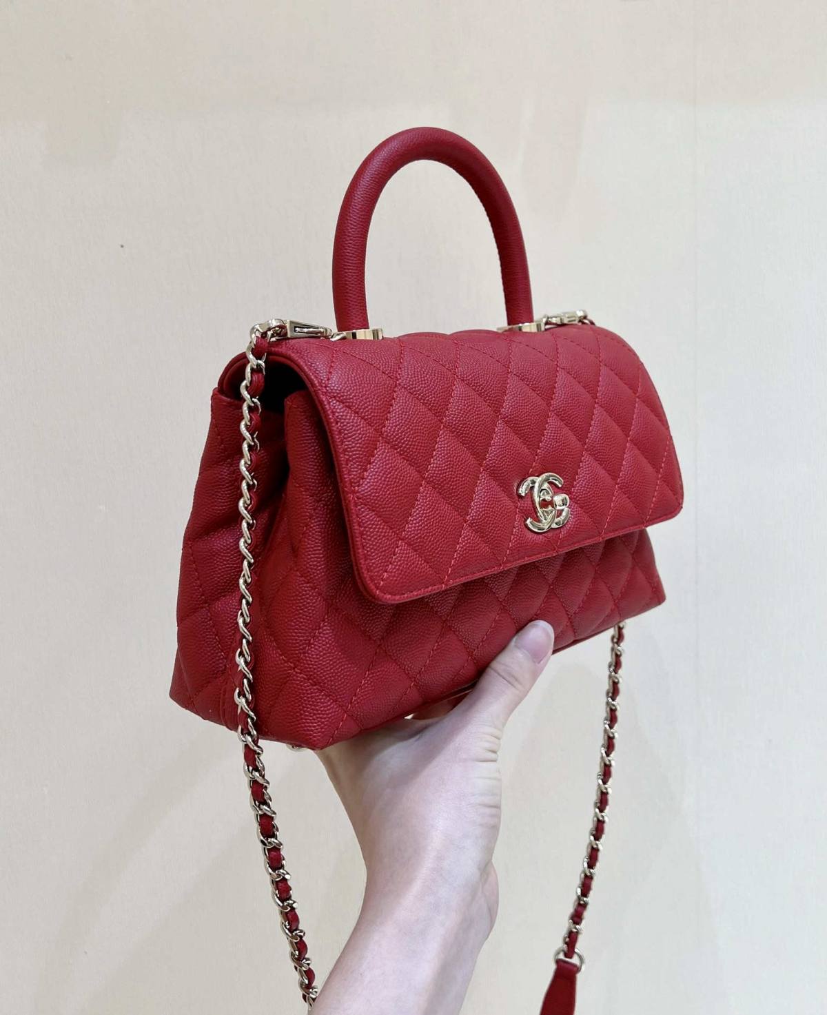 Ellebag’s Exquisite Replica: The Red Caviar Leather Chanel Coco Handle 22P with Champagne Gold Hardware(2024 Dec Updated)-Dyqani në internet i çantave të rreme Louis Vuitton me cilësi më të mirë, çanta modeli kopje ru