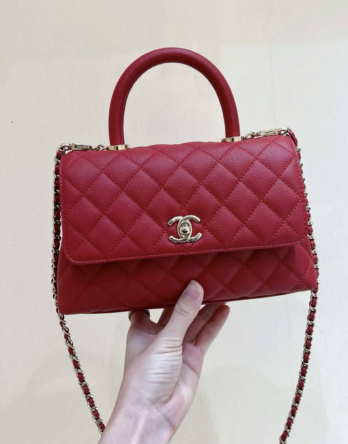 Ellebag’s Exquisite Replica: The Red Caviar Leather Chanel Coco Handle 22P with Champagne Gold Hardware(2024 Dec Updated)-Dyqani në internet i çantave të rreme Louis Vuitton me cilësi më të mirë, çanta modeli kopje ru