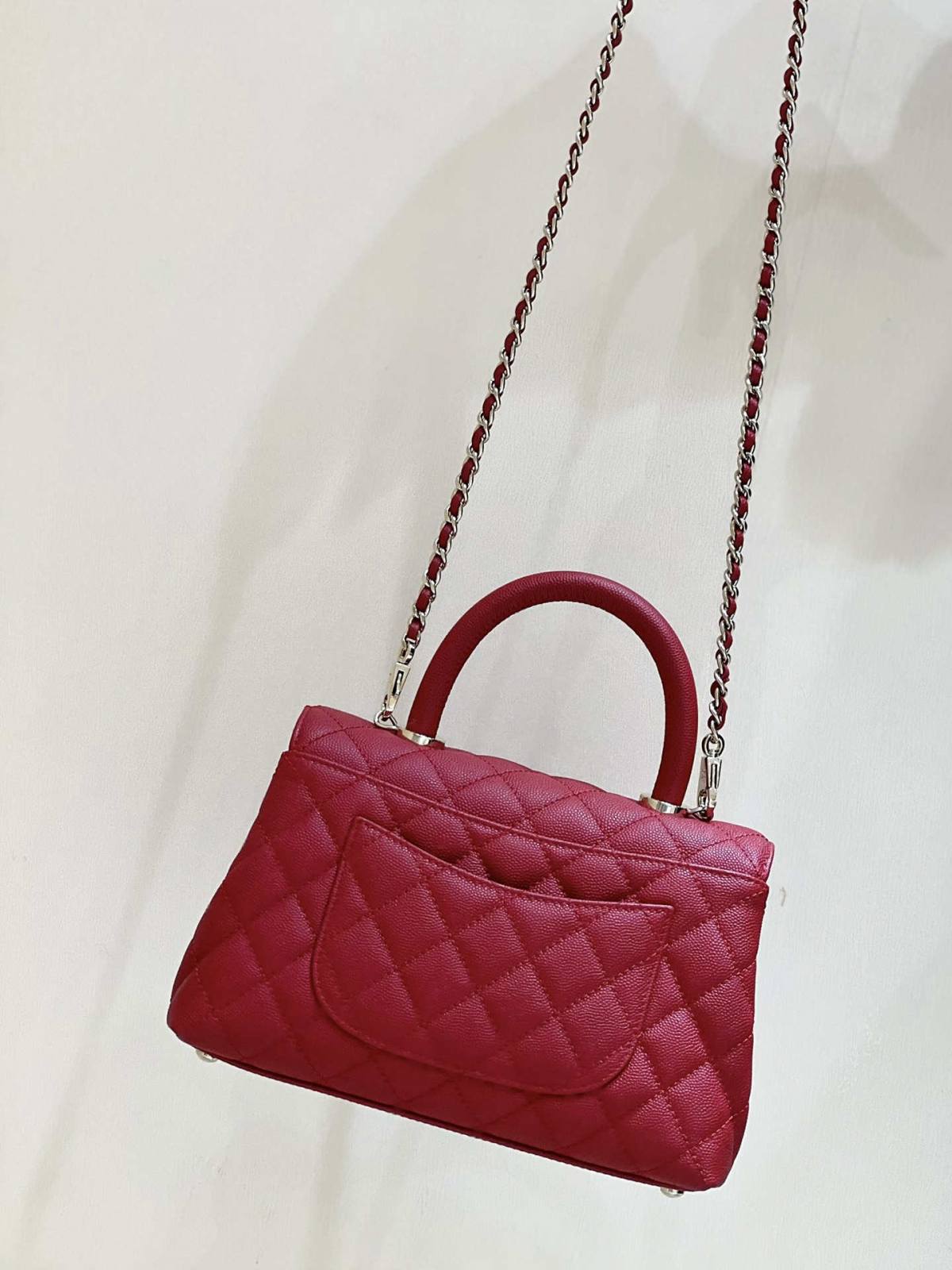 Ellebag’s Exquisite Replica: The Red Caviar Leather Chanel Coco Handle 22P with Champagne Gold Hardware(2024 Dec Updated)-Dyqani në internet i çantave të rreme Louis Vuitton me cilësi më të mirë, çanta modeli kopje ru