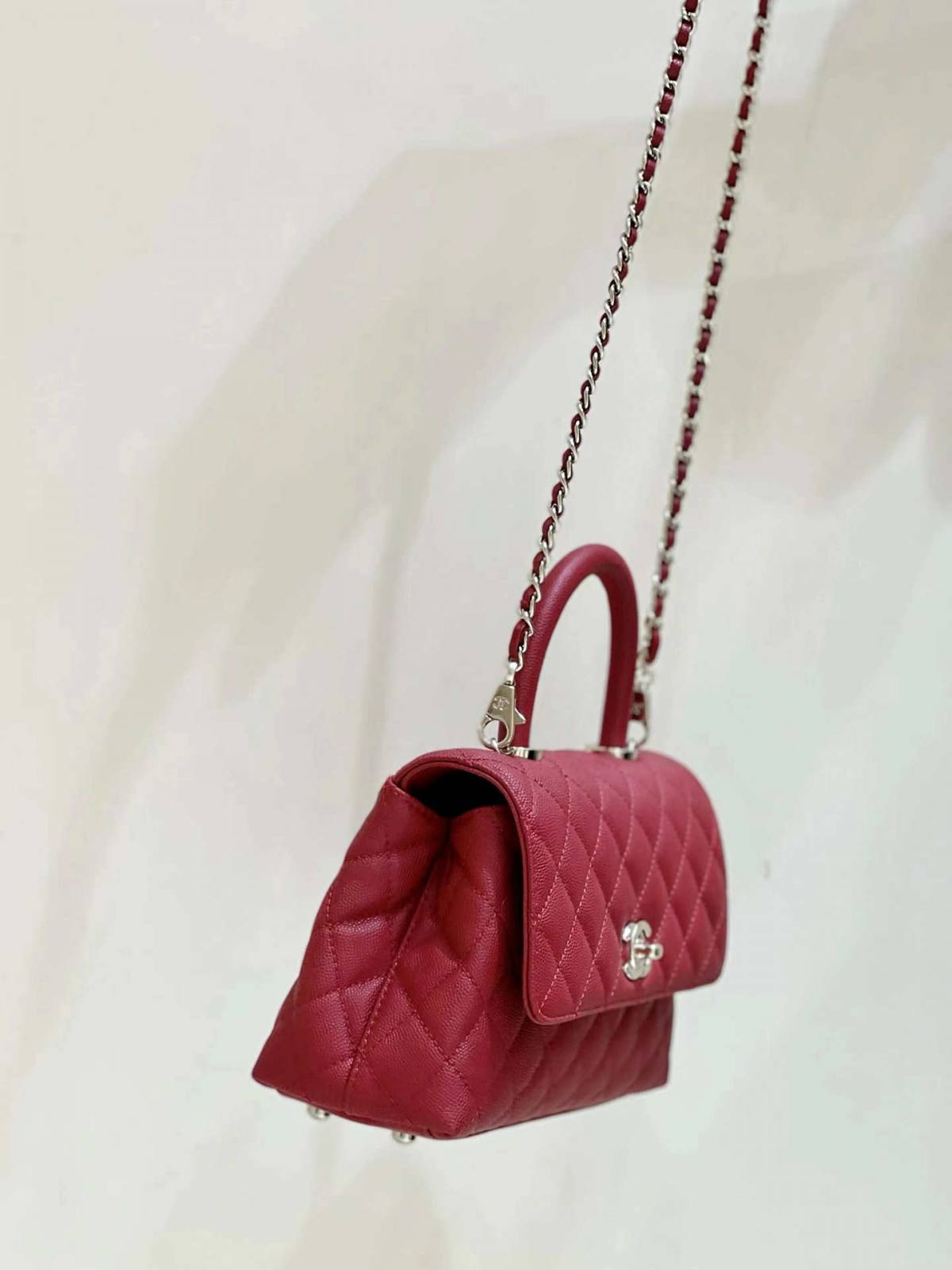 Ellebag’s Exquisite Replica: The Red Caviar Leather Chanel Coco Handle 22P with Champagne Gold Hardware(2024 Dec Updated)-Dyqani në internet i çantave të rreme Louis Vuitton me cilësi më të mirë, çanta modeli kopje ru