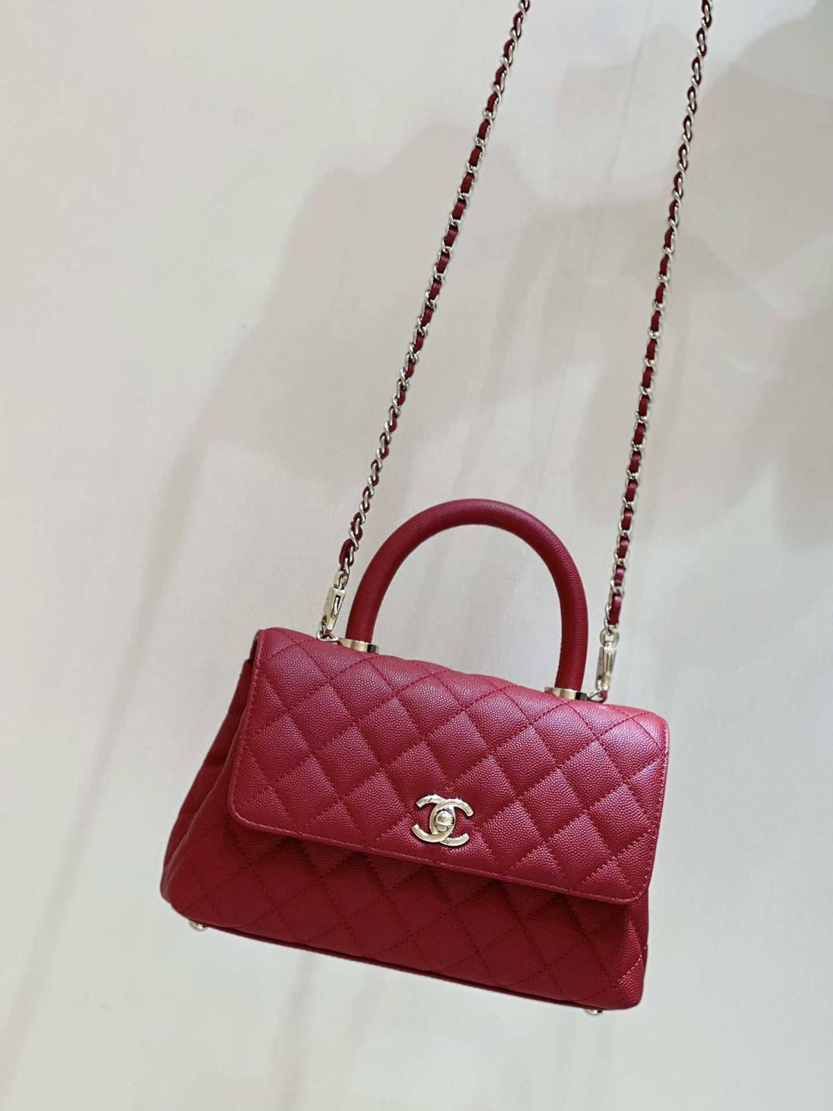 Ellebag’s Exquisite Replica: The Red Caviar Leather Chanel Coco Handle 22P with Champagne Gold Hardware(2024 Dec Updated)-Dyqani në internet i çantave të rreme Louis Vuitton me cilësi më të mirë, çanta modeli kopje ru