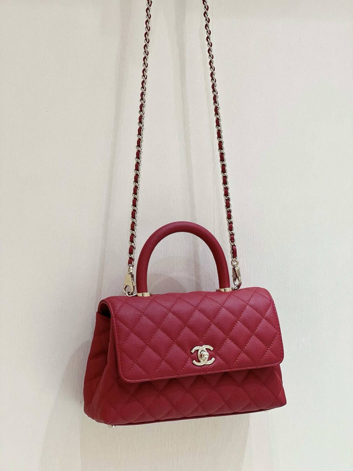 Ellebag’s Exquisite Replica: The Red Caviar Leather Chanel Coco Handle 22P with Champagne Gold Hardware(2024 Dec Updated)-Dyqani në internet i çantave të rreme Louis Vuitton me cilësi më të mirë, çanta modeli kopje ru