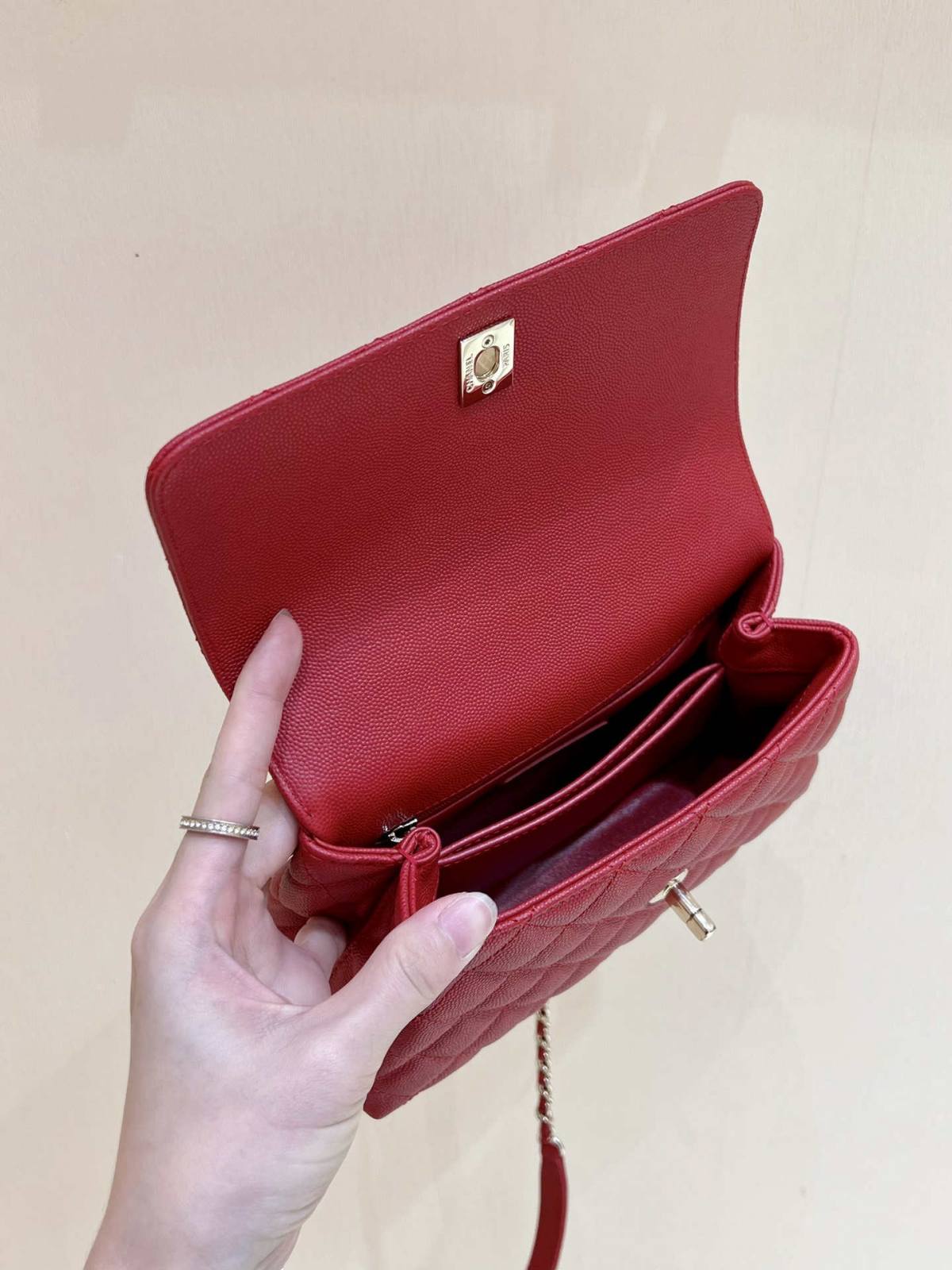 Ellebag’s Exquisite Replica: The Red Caviar Leather Chanel Coco Handle 22P with Champagne Gold Hardware(2024 Dec Updated)-Dyqani në internet i çantave të rreme Louis Vuitton me cilësi më të mirë, çanta modeli kopje ru