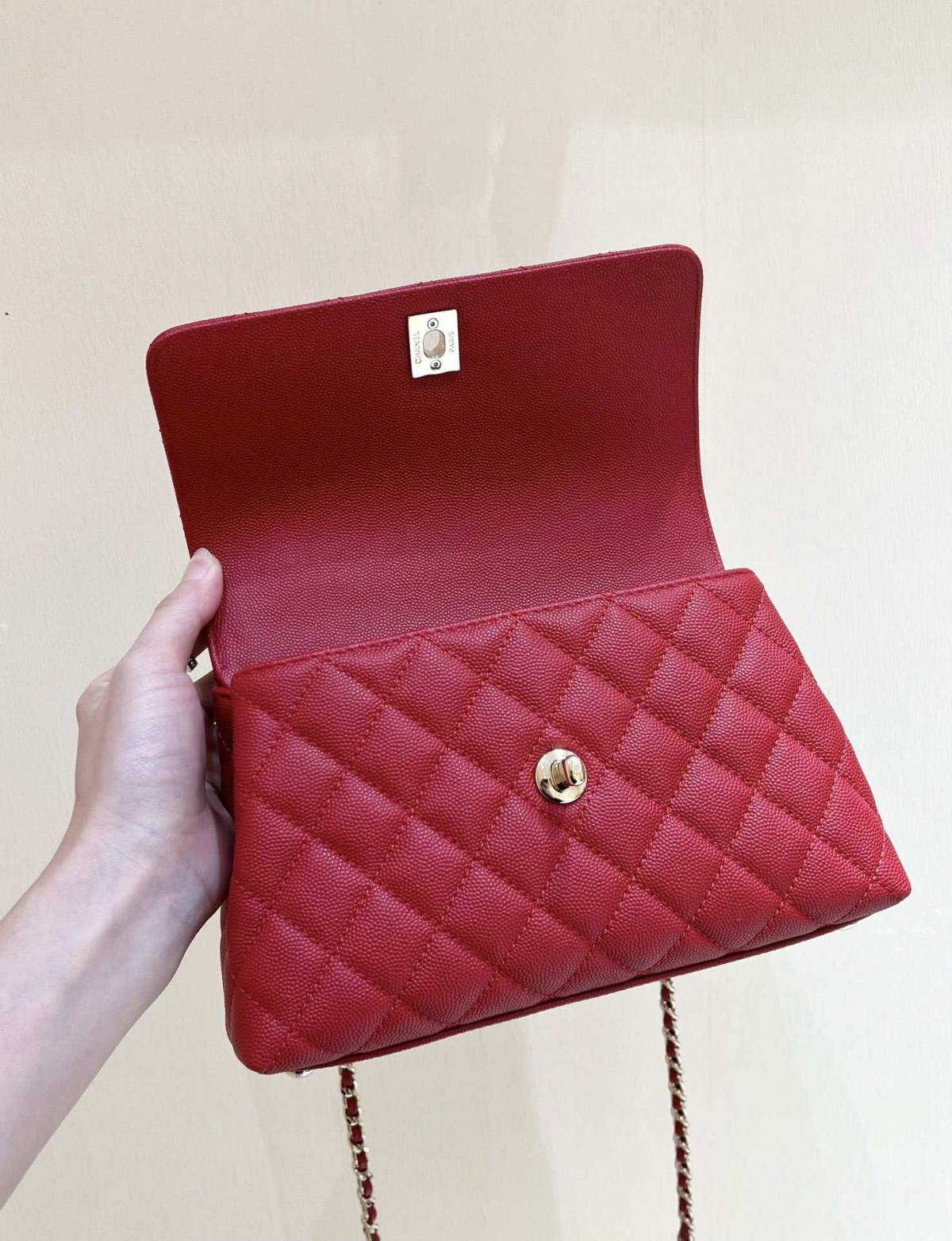 Ellebag’s Exquisite Replica: The Red Caviar Leather Chanel Coco Handle 22P with Champagne Gold Hardware(2024 Dec Updated)-Dyqani në internet i çantave të rreme Louis Vuitton me cilësi më të mirë, çanta modeli kopje ru