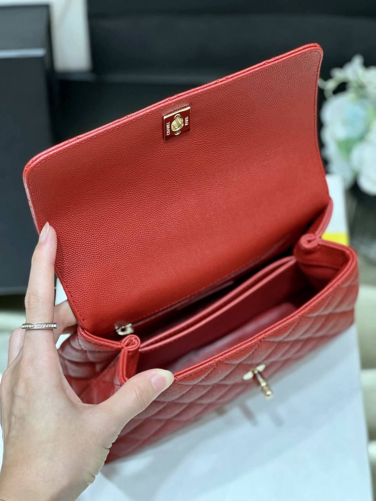 Ellebag’s Exquisite Replica: The Red Caviar Leather Chanel Coco Handle 22P with Champagne Gold Hardware(2024 Dec Updated)-Dyqani në internet i çantave të rreme Louis Vuitton me cilësi më të mirë, çanta modeli kopje ru