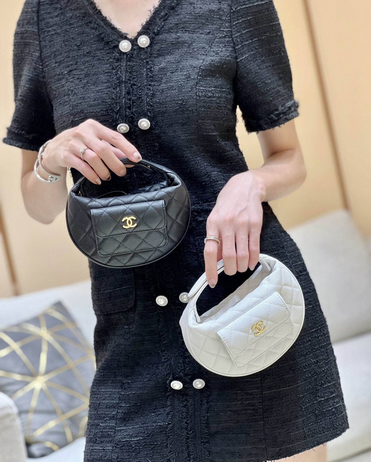 Ellebag’s Exquisite Replica: The White Caviar Leather Chanel AP3467 with Gold Hardware(2024 Dec Updated)-Tayada ugu Fiican ee Louis Vuitton Boorsada Online Store, Bac naqshadeeye nuqul ah