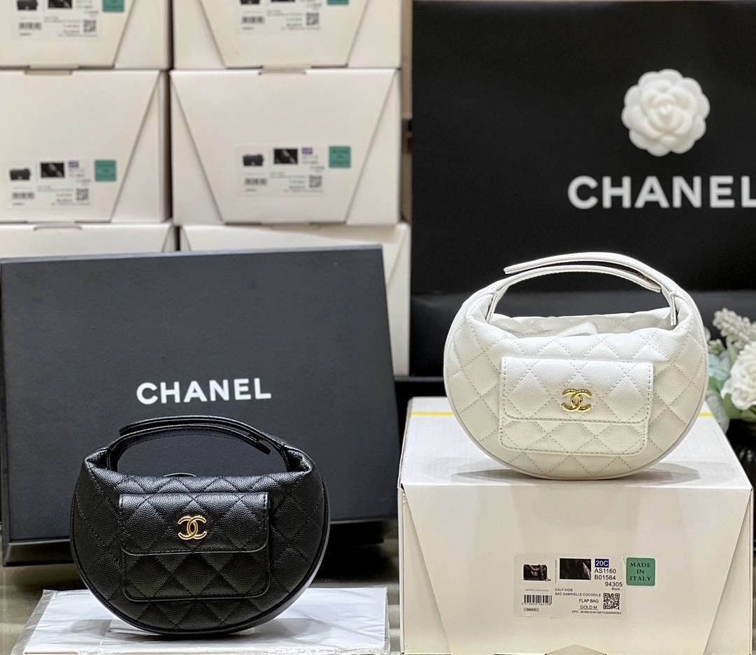 Ellebag’s Exquisite Replica: The White Caviar Leather Chanel AP3467 with Gold Hardware(2024 Dec Updated)-Tayada ugu Fiican ee Louis Vuitton Boorsada Online Store, Bac naqshadeeye nuqul ah