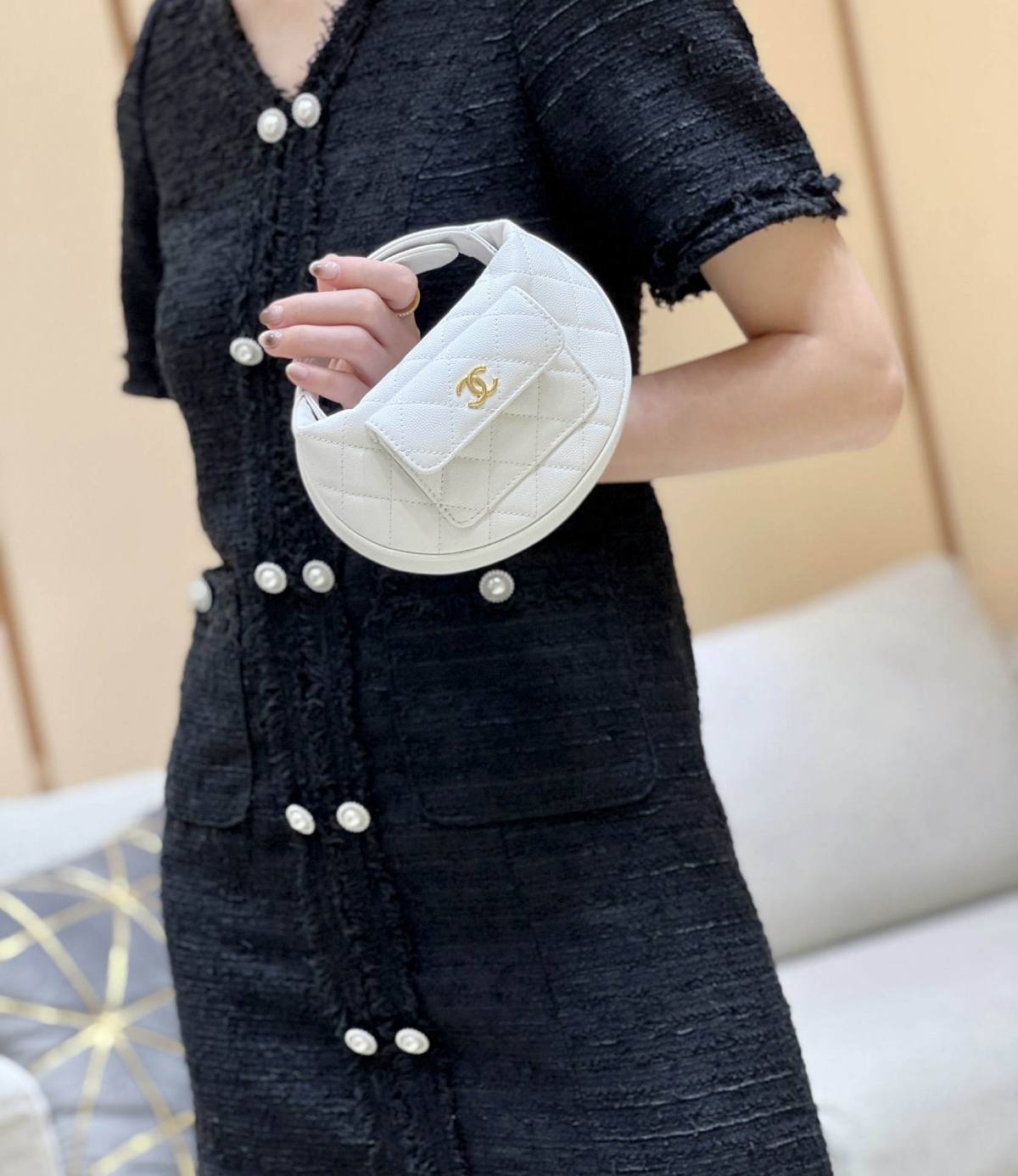 Ellebag’s Exquisite Replica: The White Caviar Leather Chanel AP3467 with Gold Hardware(2024 Dec Updated)-Tayada ugu Fiican ee Louis Vuitton Boorsada Online Store, Bac naqshadeeye nuqul ah