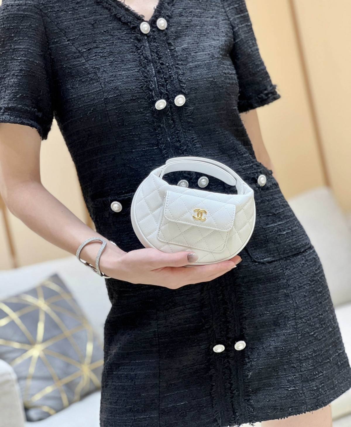 Ellebag’s Exquisite Replica: The White Caviar Leather Chanel AP3467 with Gold Hardware(2024 Dec Updated)-Tayada ugu Fiican ee Louis Vuitton Boorsada Online Store, Bac naqshadeeye nuqul ah